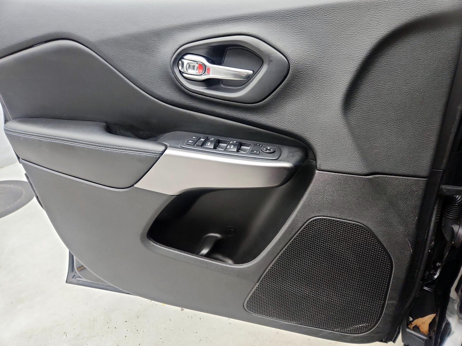 Thumbnail: 2019 Jeep Cherokee - 12
