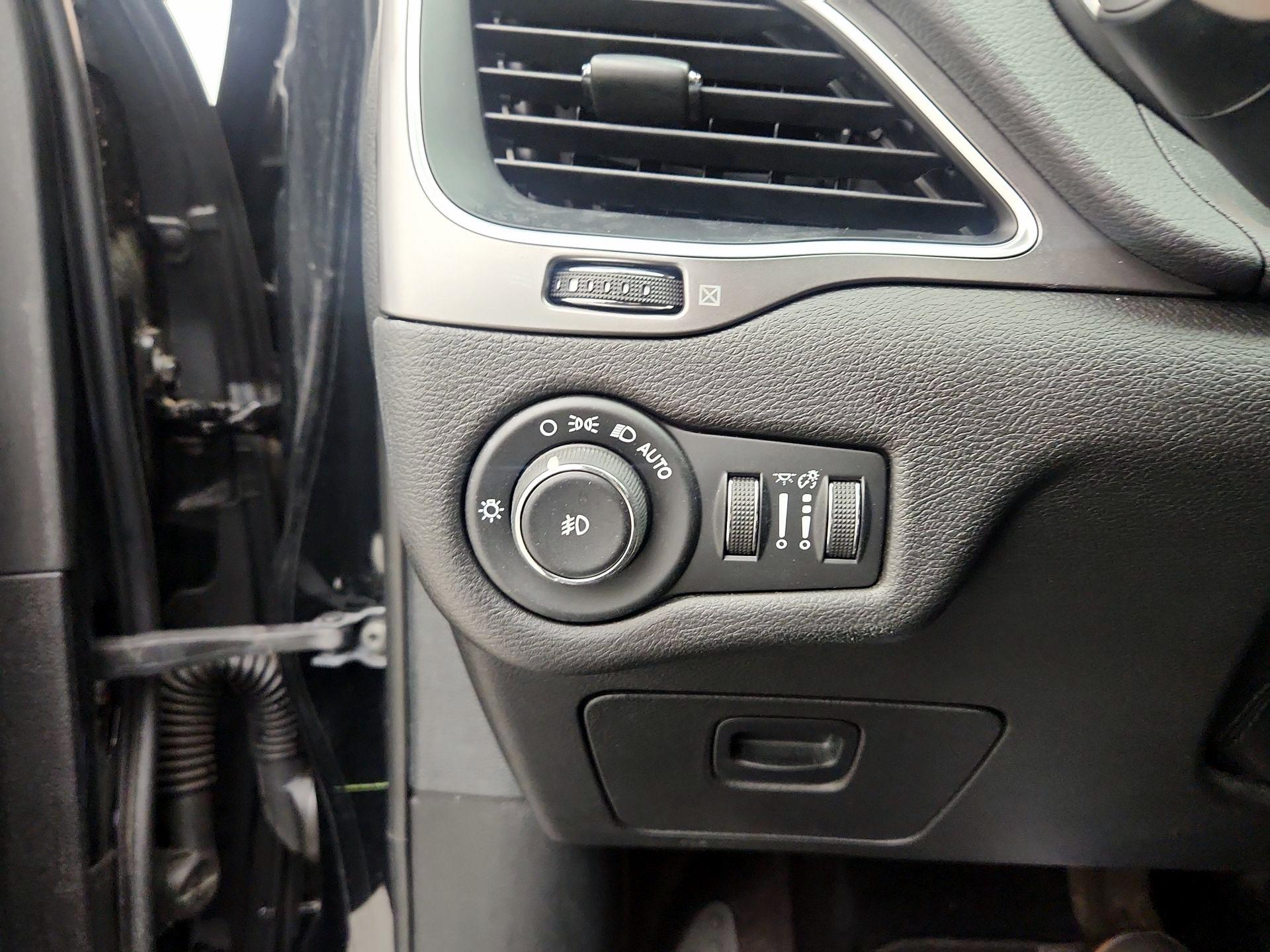 Thumbnail: 2019 Jeep Cherokee - 13