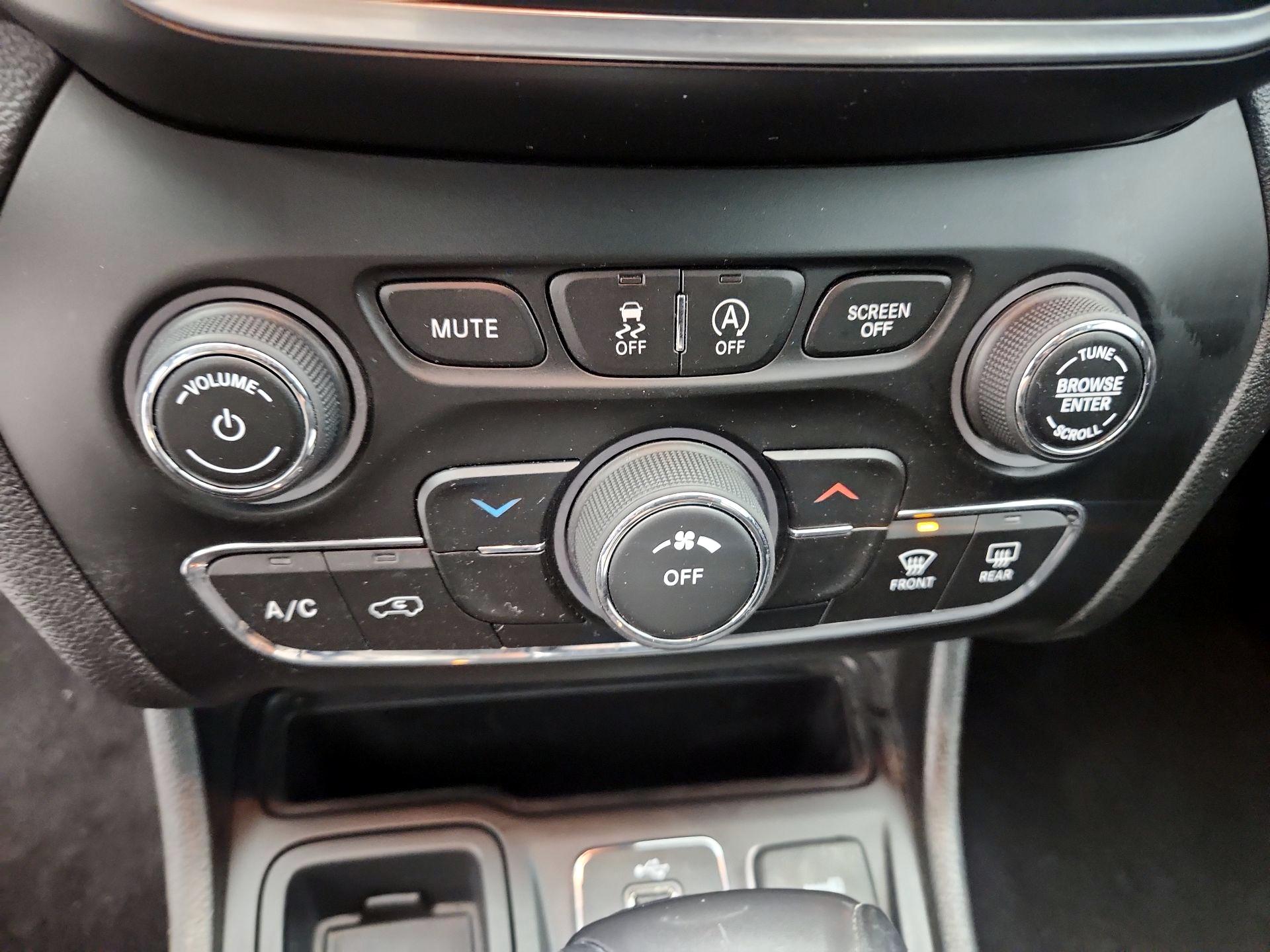 Thumbnail: 2019 Jeep Cherokee - 16