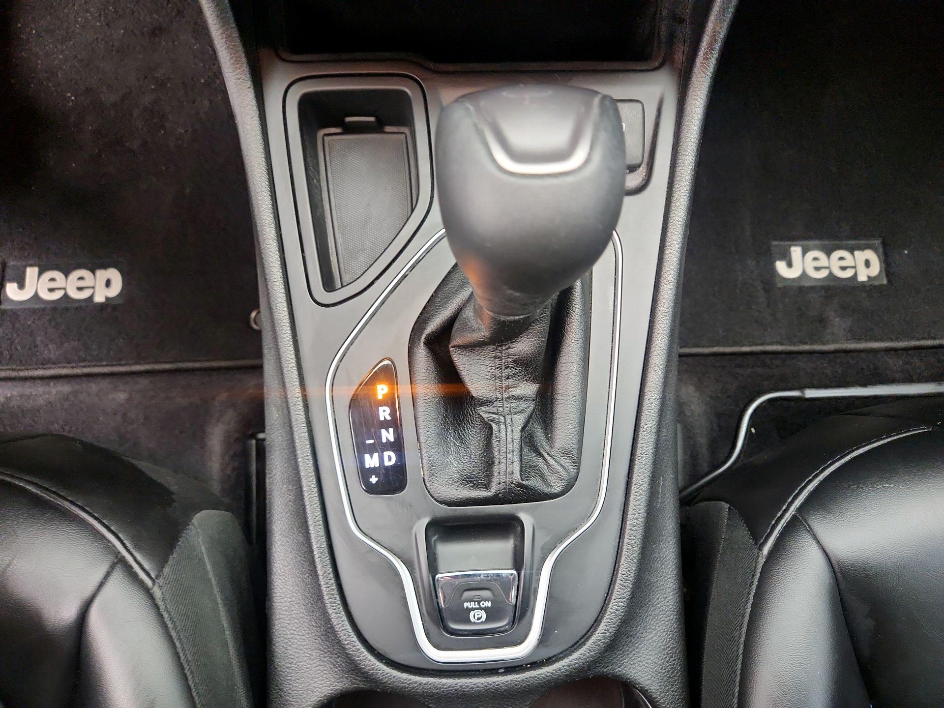 Thumbnail: 2019 Jeep Cherokee - 17