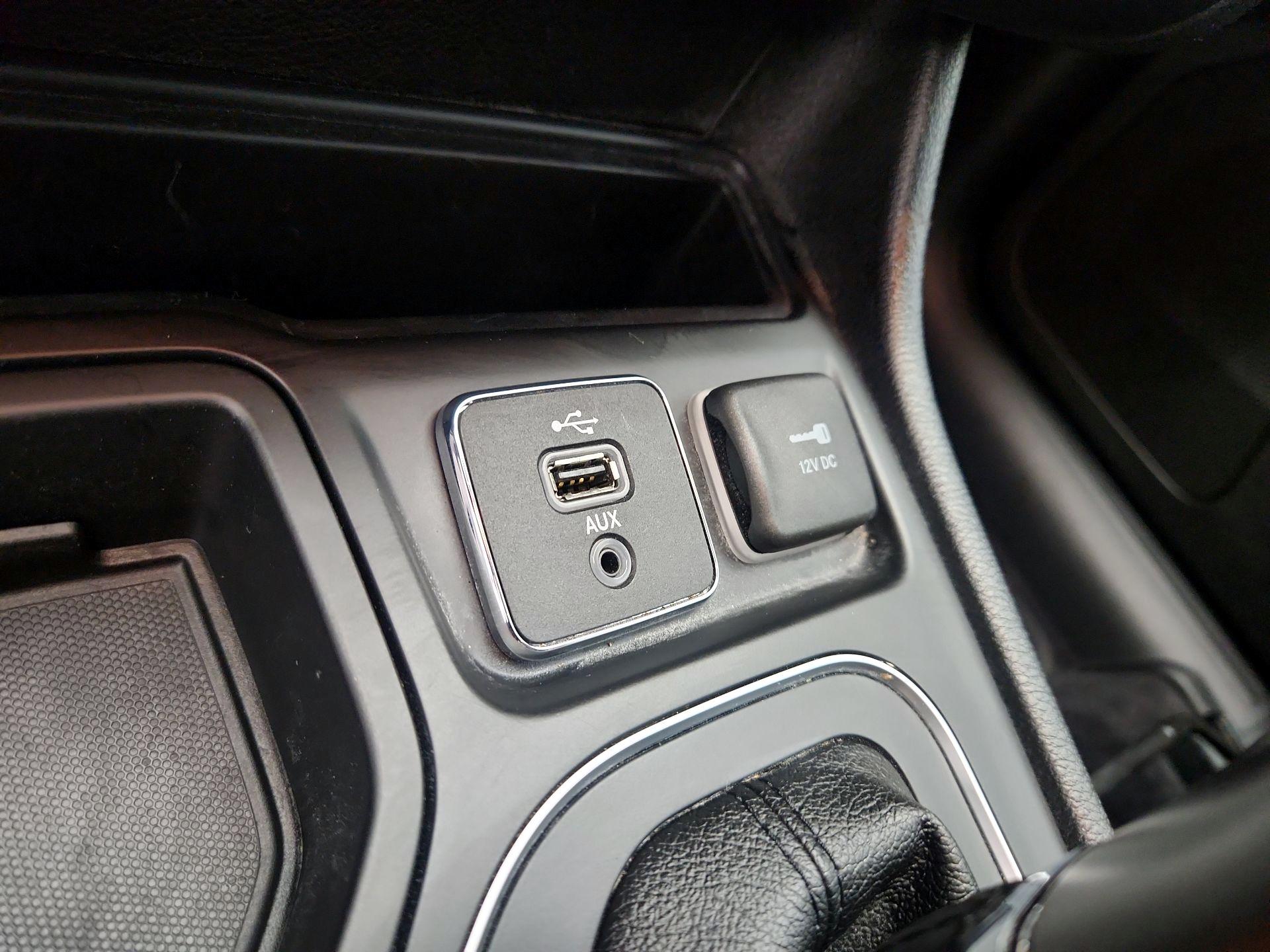 Thumbnail: 2019 Jeep Cherokee - 18