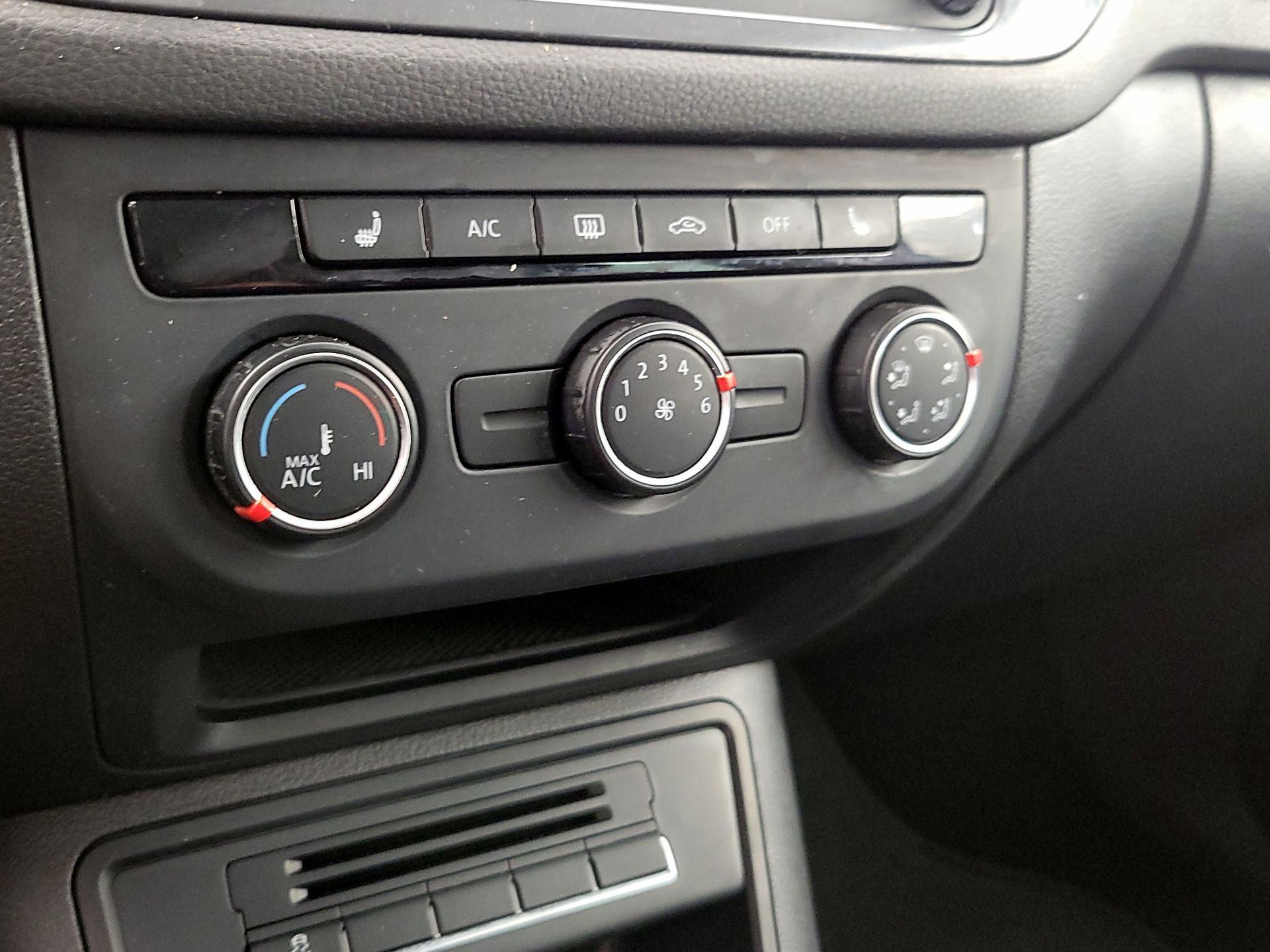 Thumbnail: 2014 Volkswagen Tiguan - 16