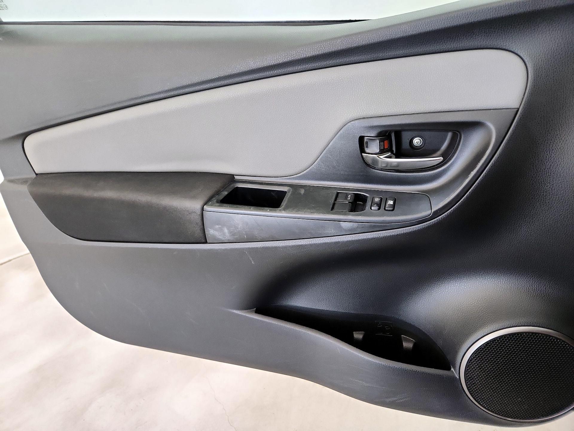 Thumbnail: 2015 Toyota Yaris - 12