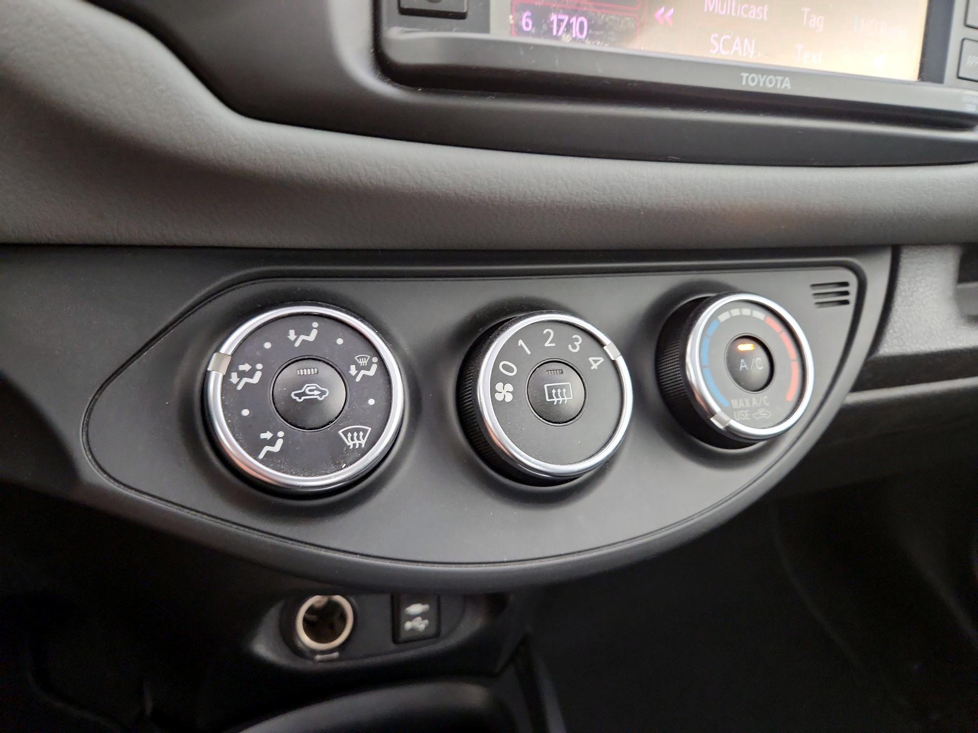 Thumbnail: 2015 Toyota Yaris - 15