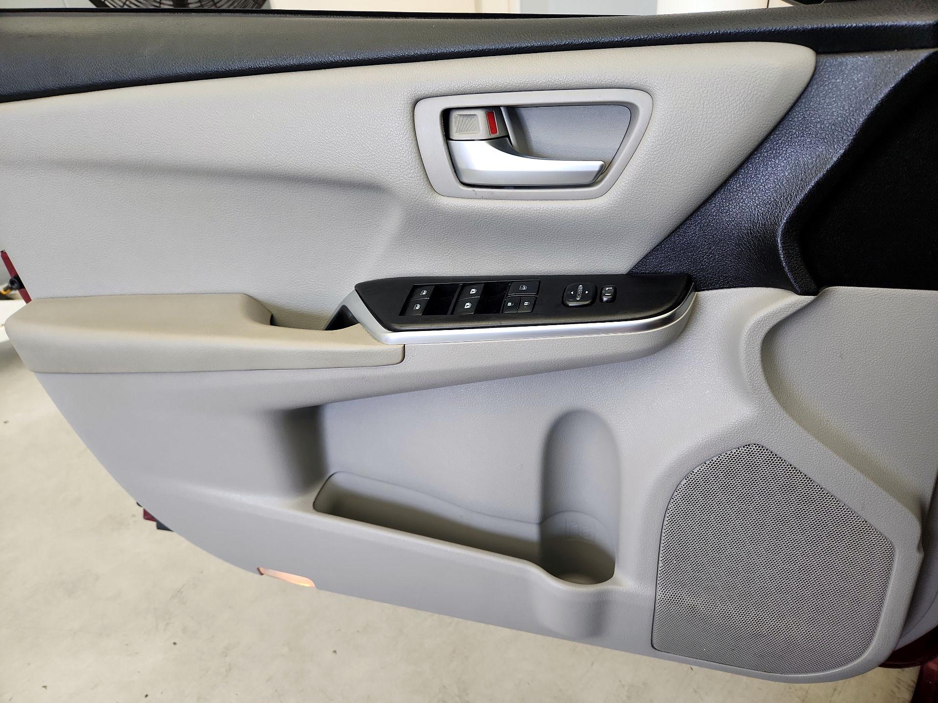 Thumbnail: 2017 Toyota Camry - 12