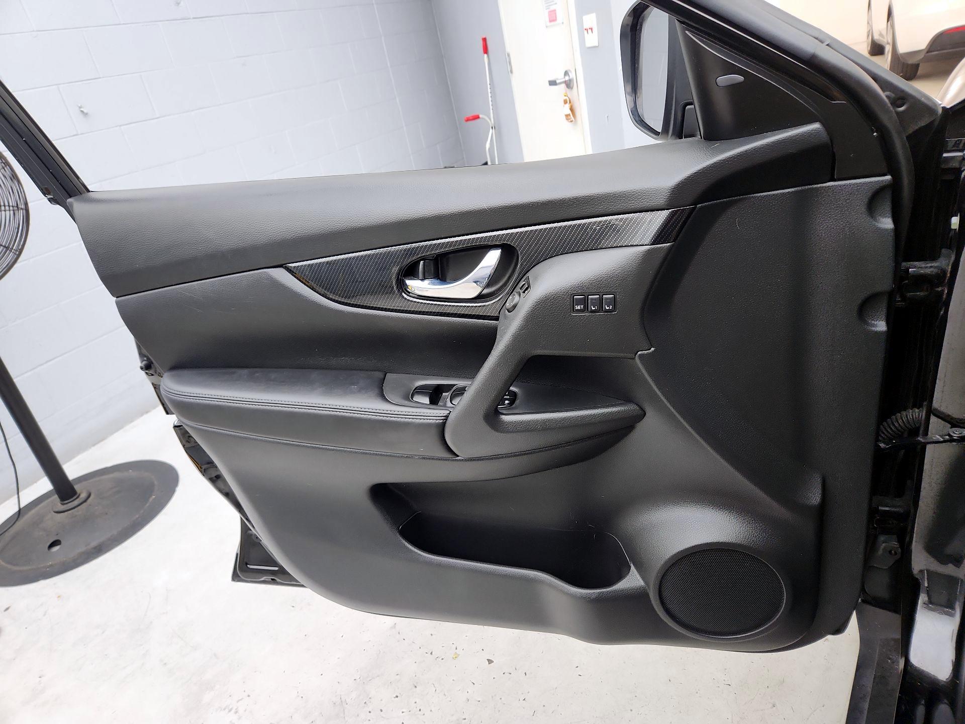 Thumbnail: 2018 Nissan Rogue - 12