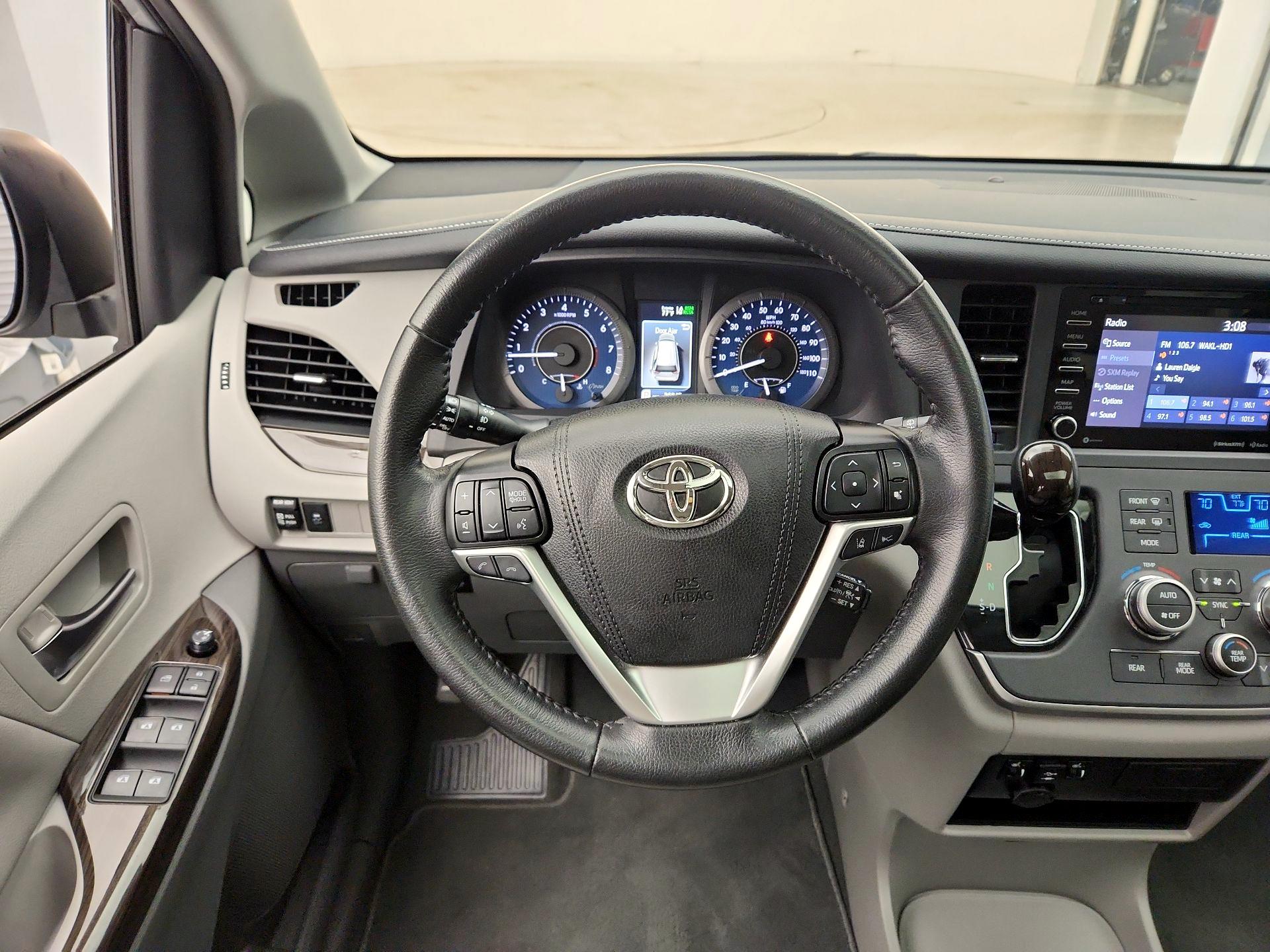 Thumbnail: 2020 Toyota Sienna - 10