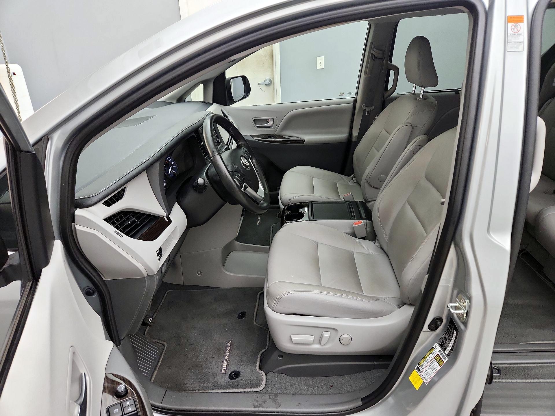 Thumbnail: 2020 Toyota Sienna - 11