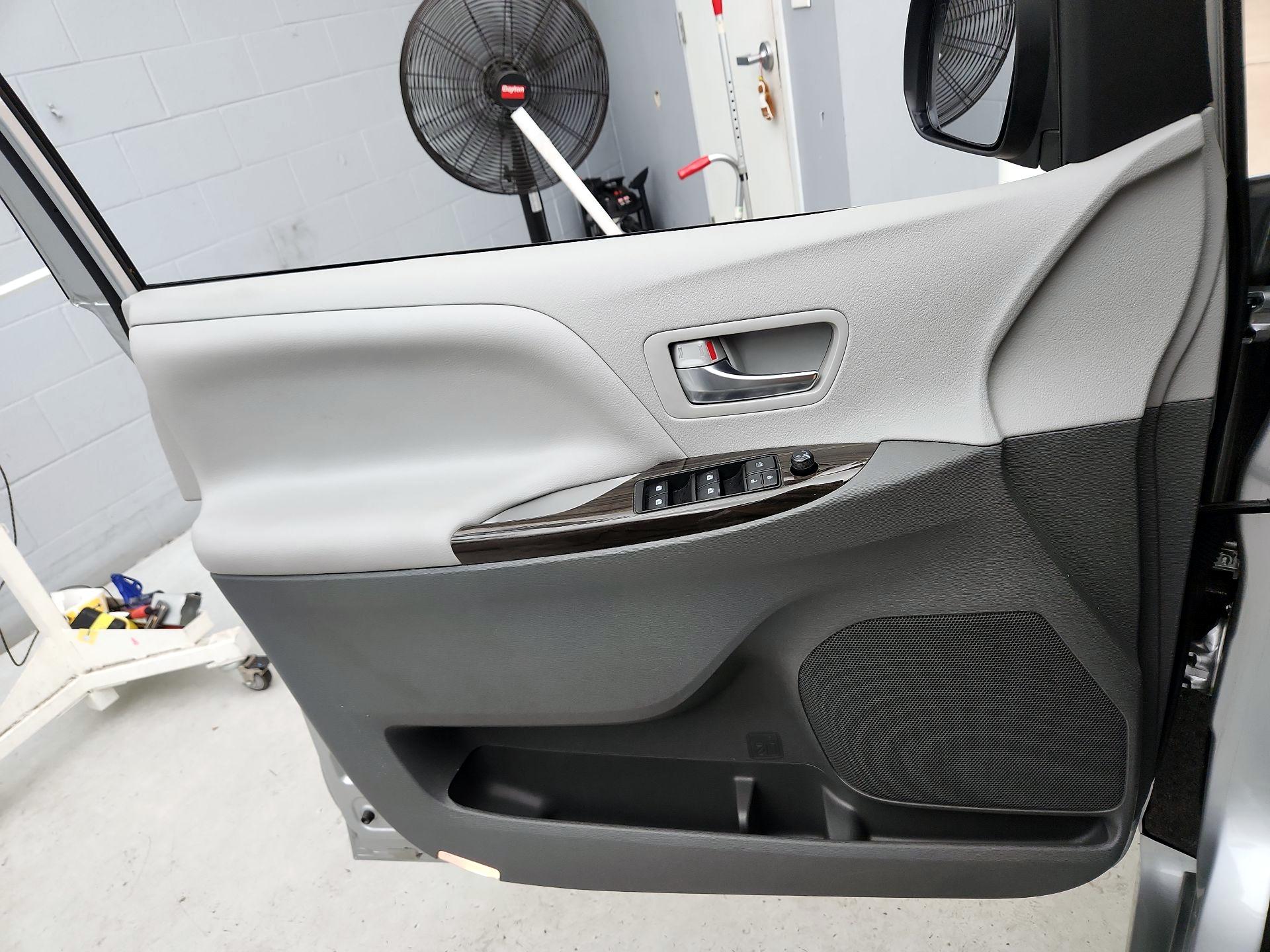 Thumbnail: 2020 Toyota Sienna - 12