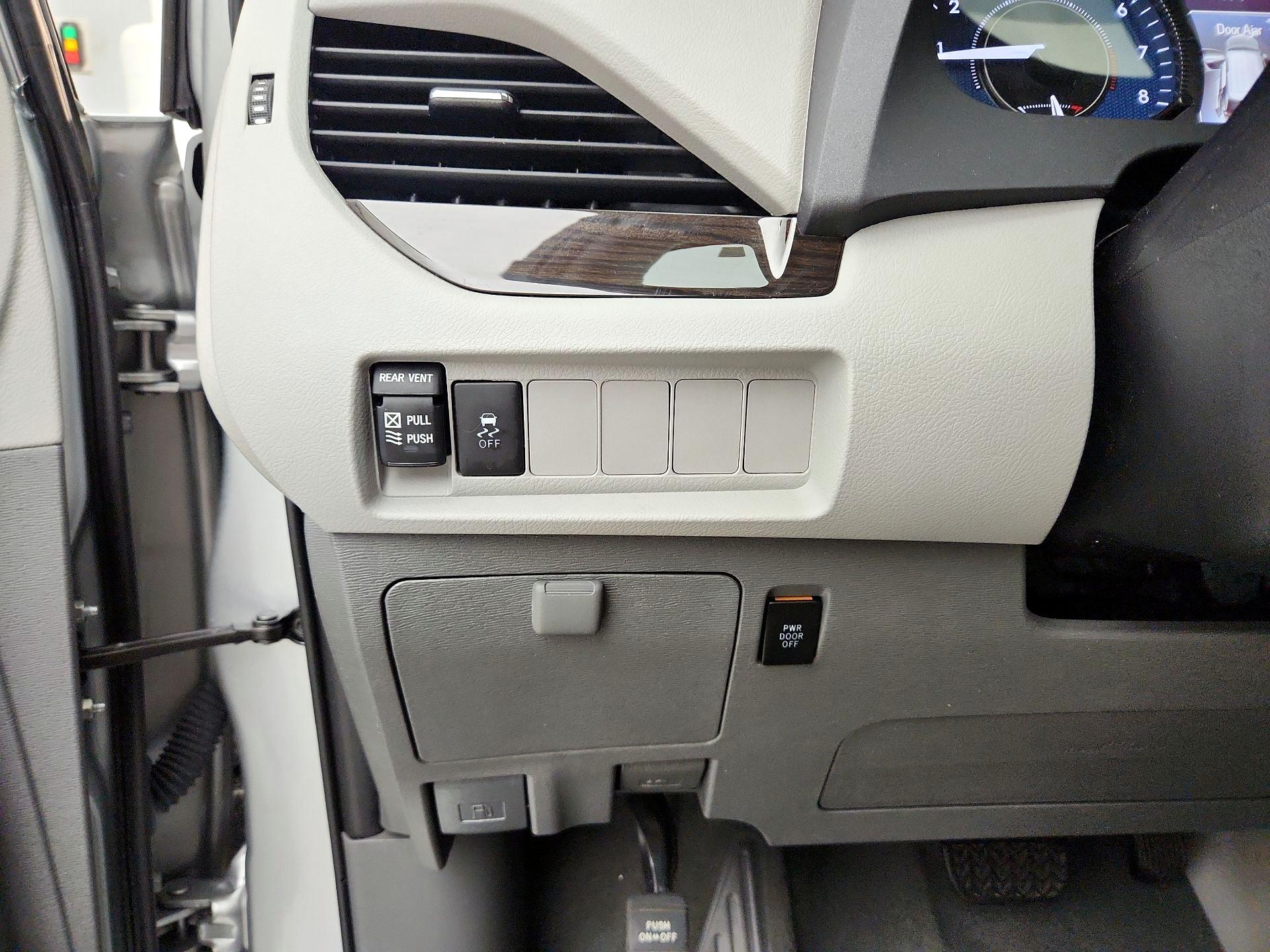 Thumbnail: 2020 Toyota Sienna - 13