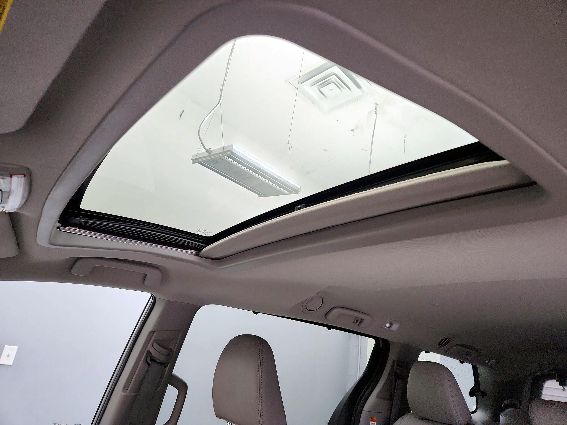 Thumbnail: 2020 Toyota Sienna - 20