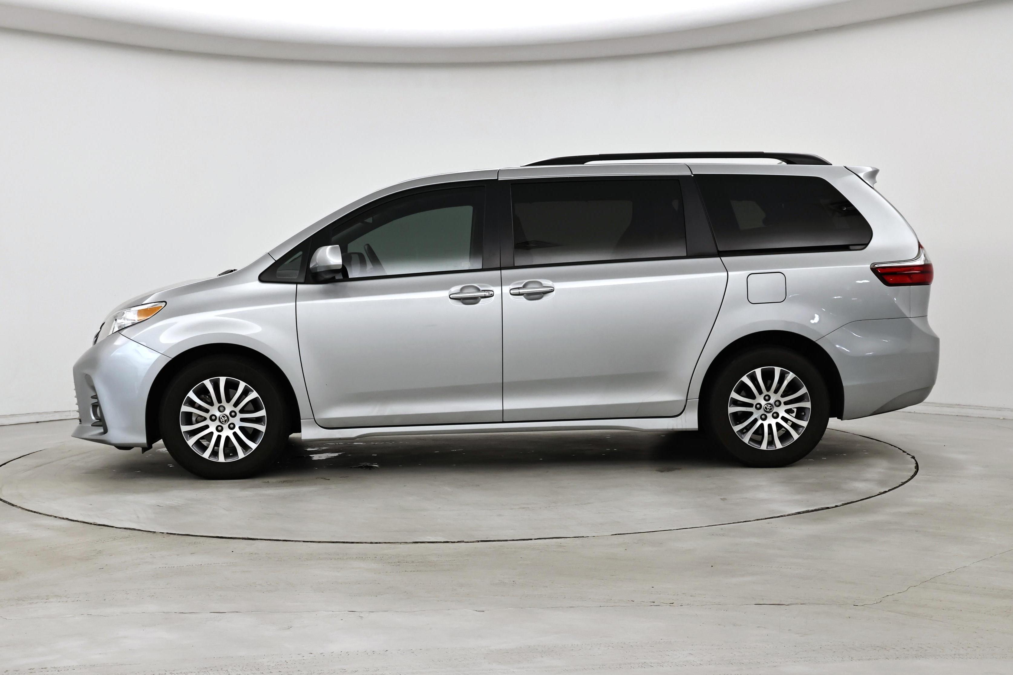Thumbnail: 2020 Toyota Sienna - 3