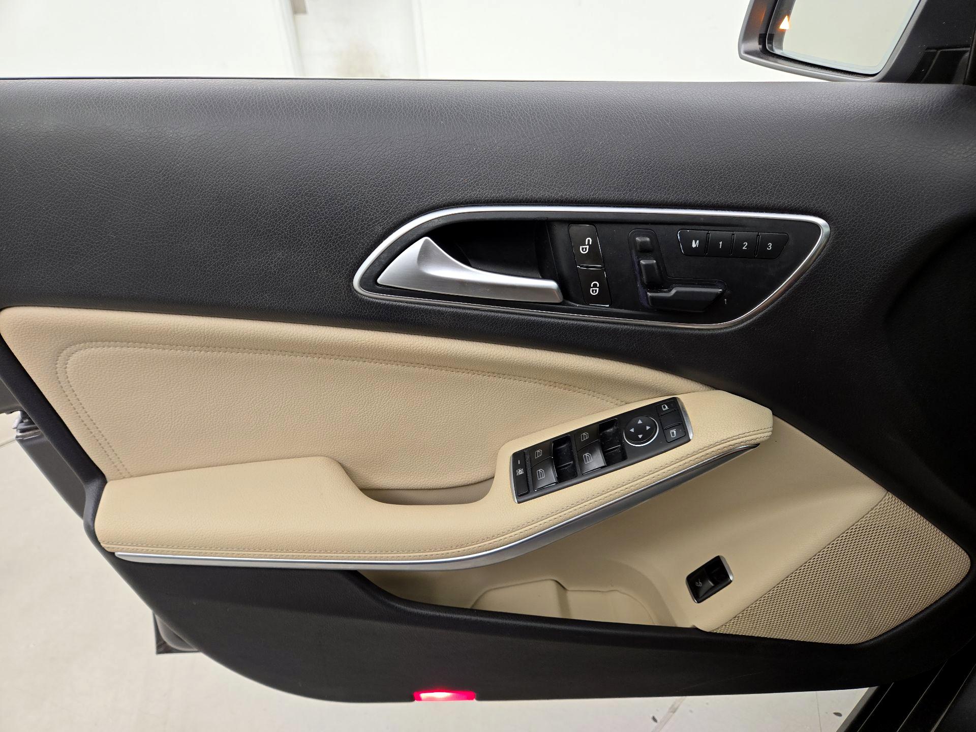 Thumbnail: 2015 Mercedes-Benz GLA - 12