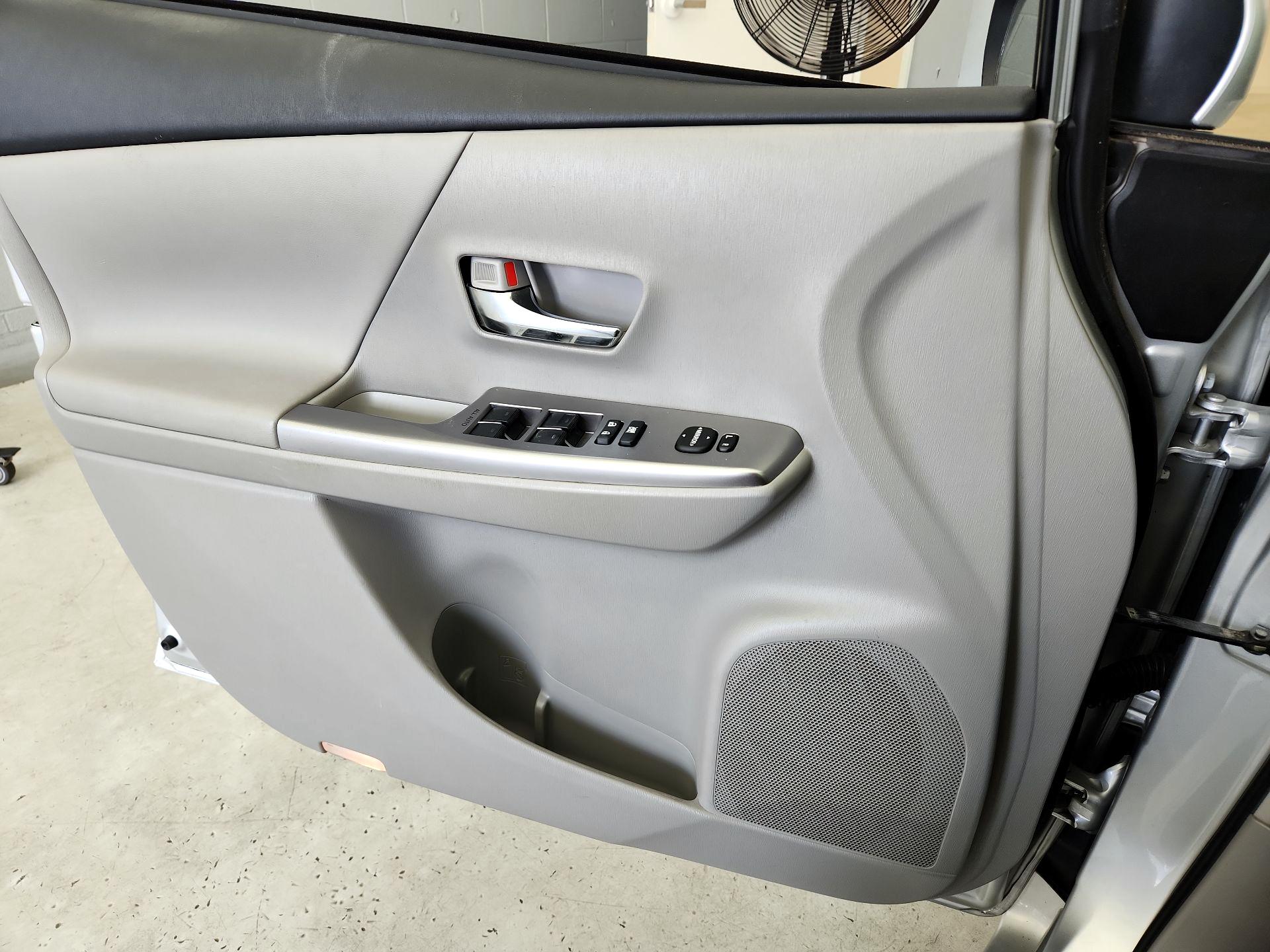 Thumbnail: 2015 Toyota Prius v - 12