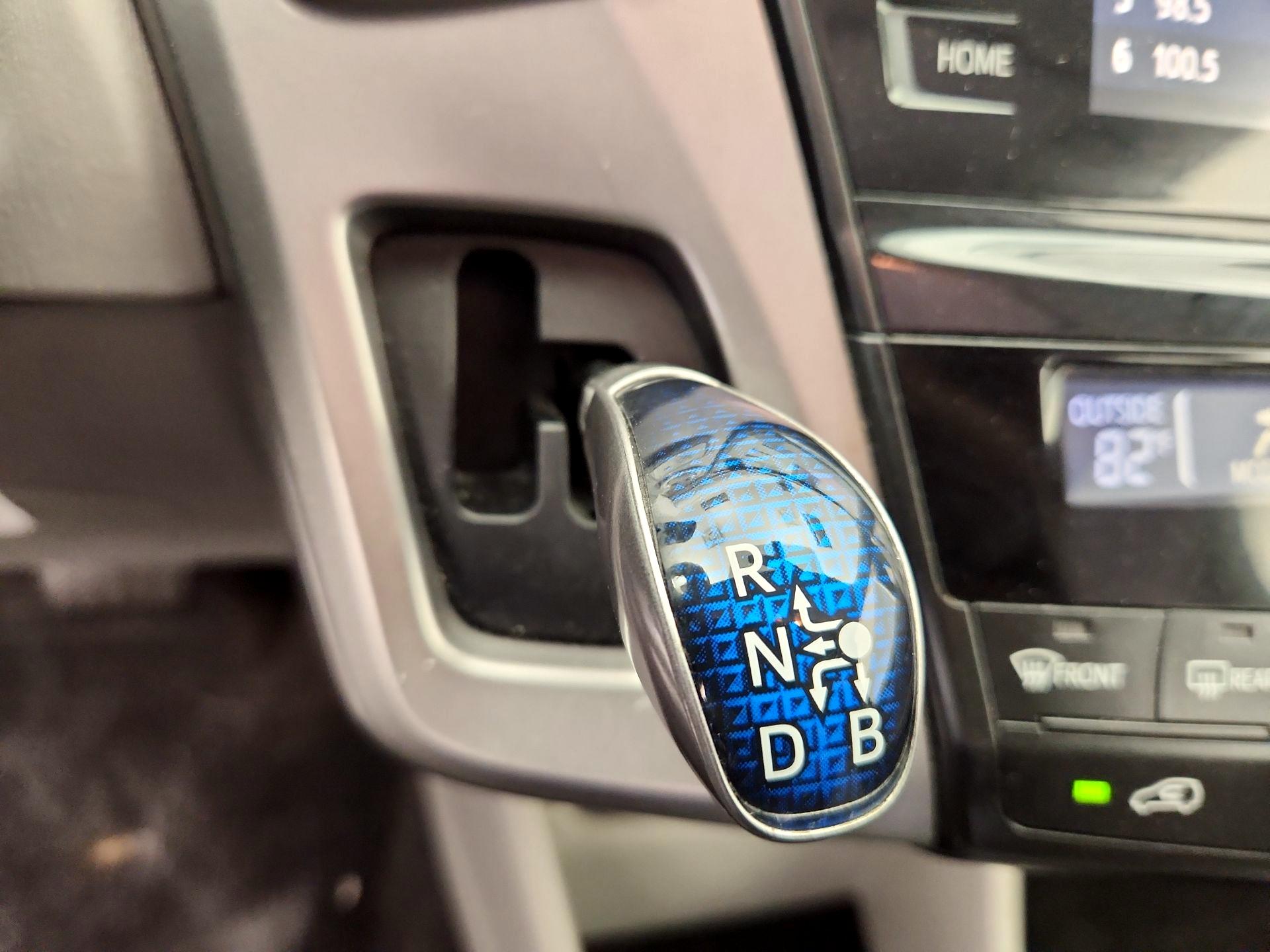 Thumbnail: 2015 Toyota Prius v - 17