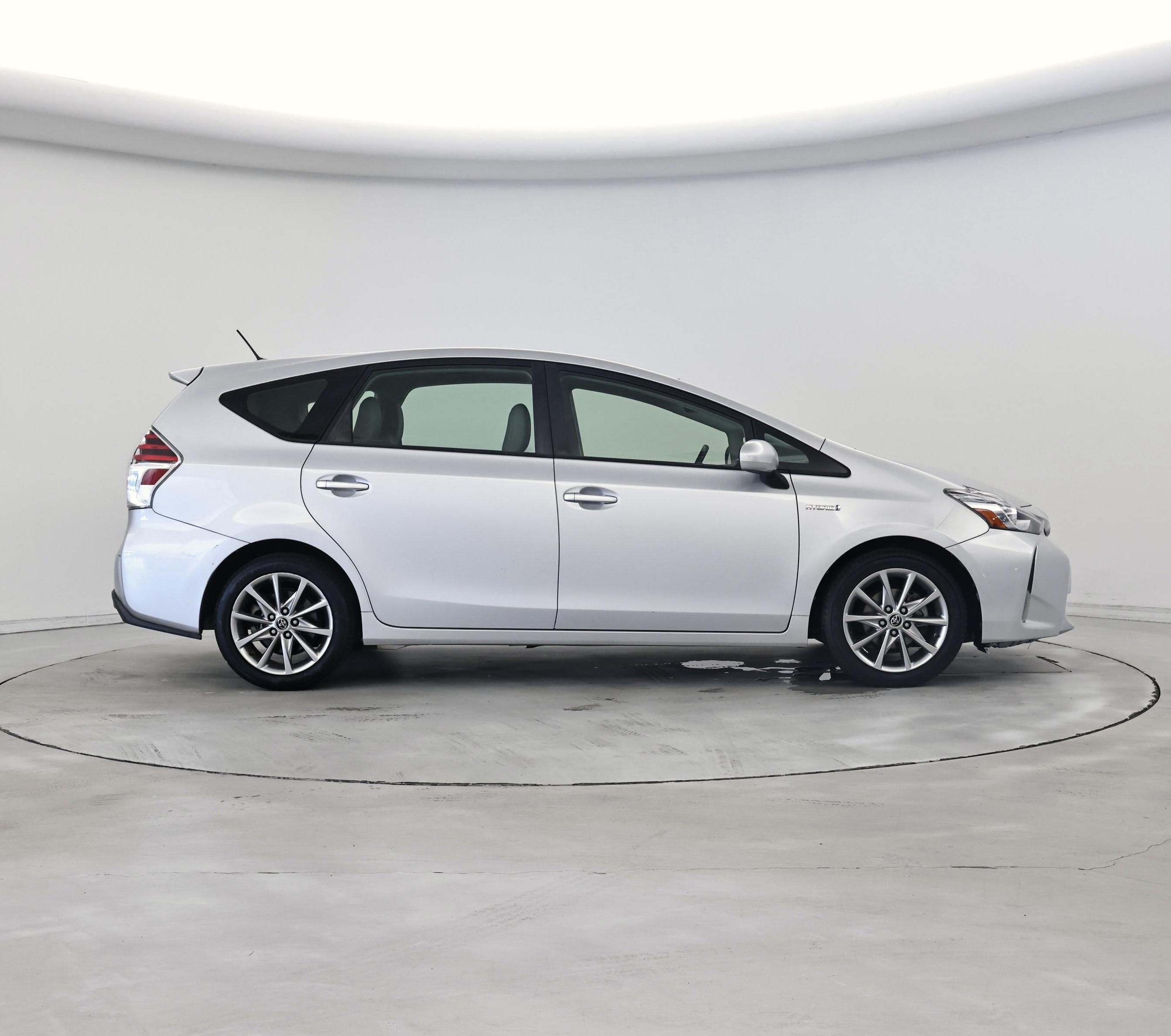Thumbnail: 2015 Toyota Prius v - 7