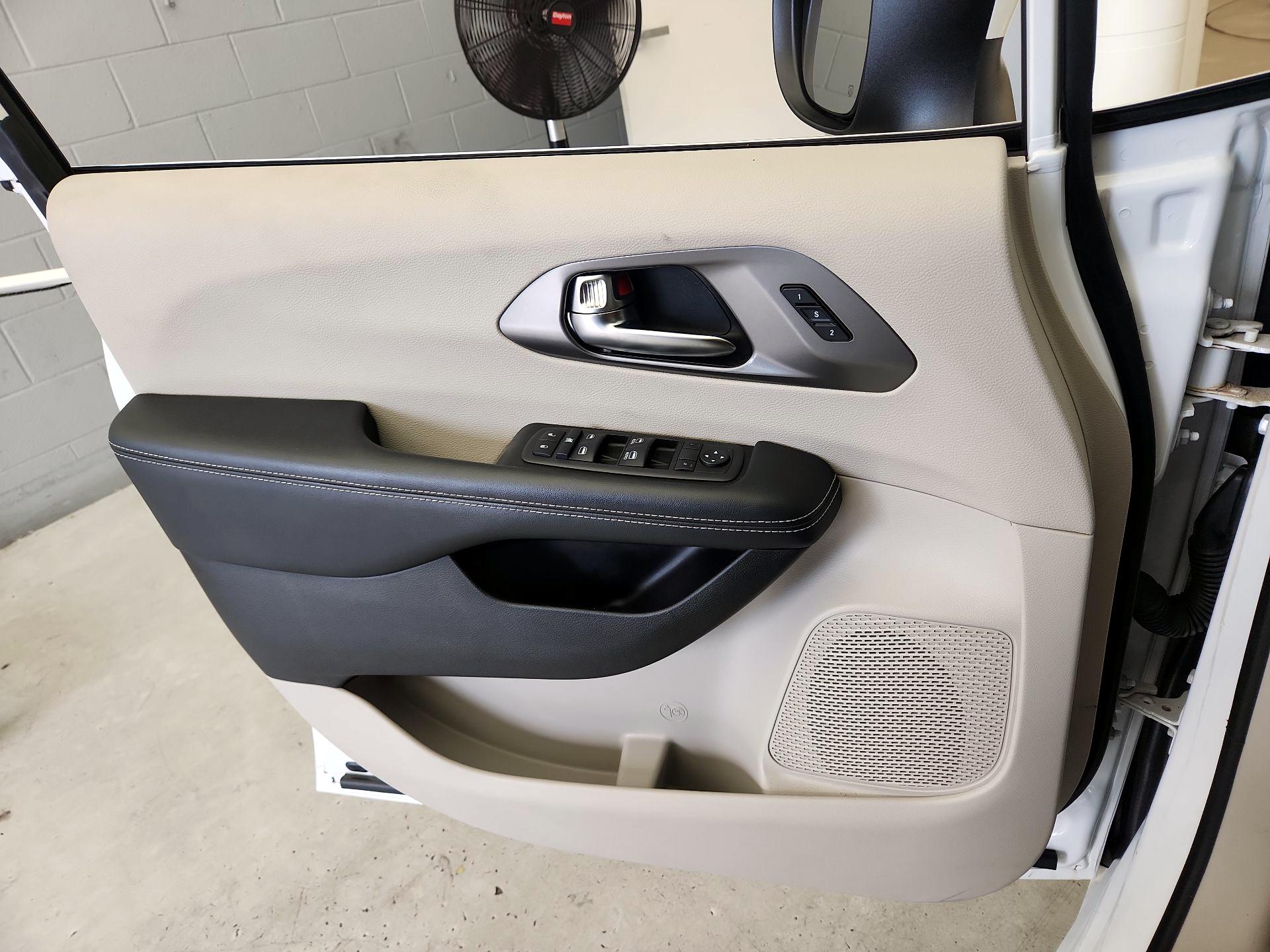 Thumbnail: 2023 Chrysler Pacifica - 12