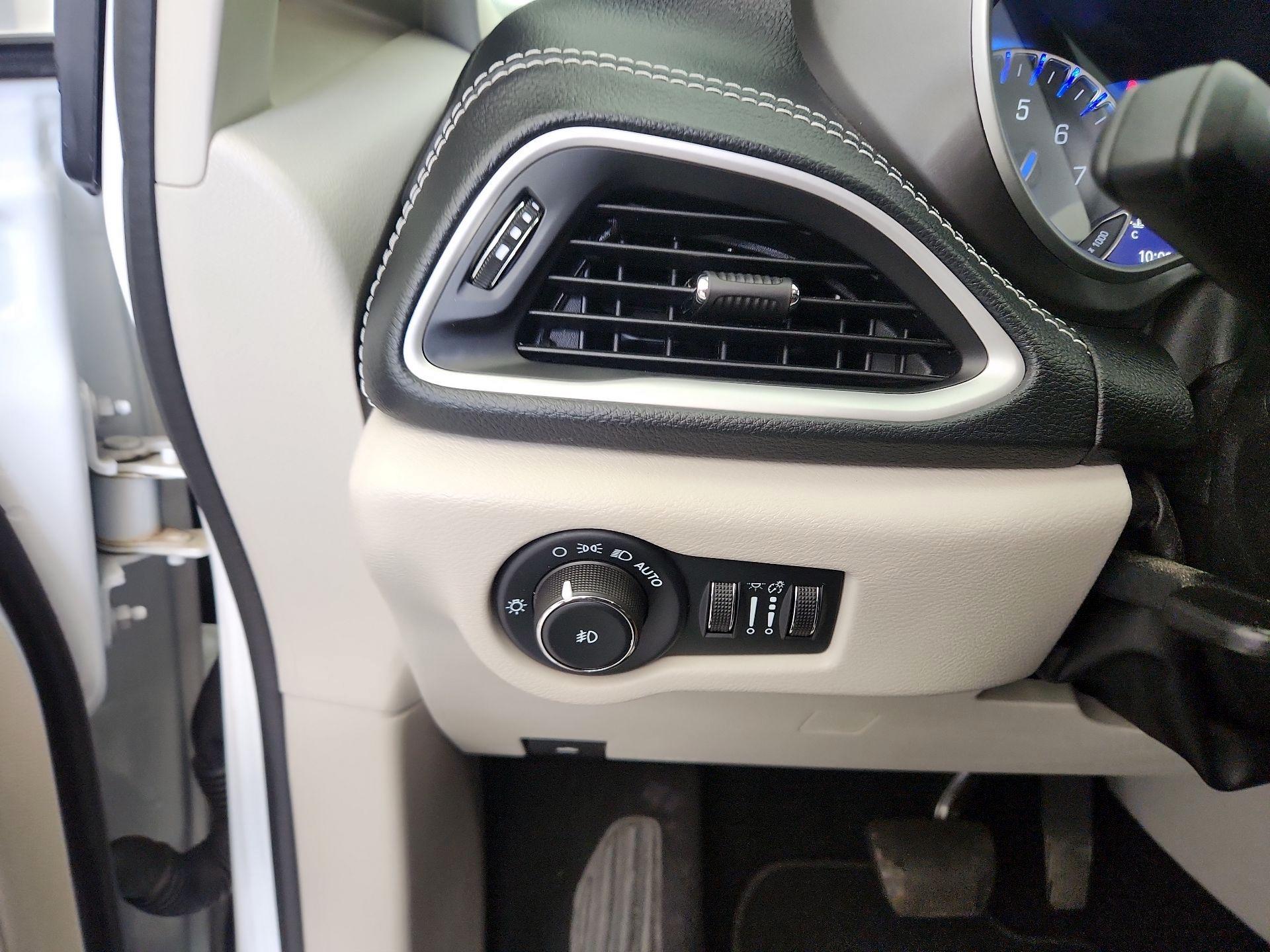 Thumbnail: 2023 Chrysler Pacifica - 13