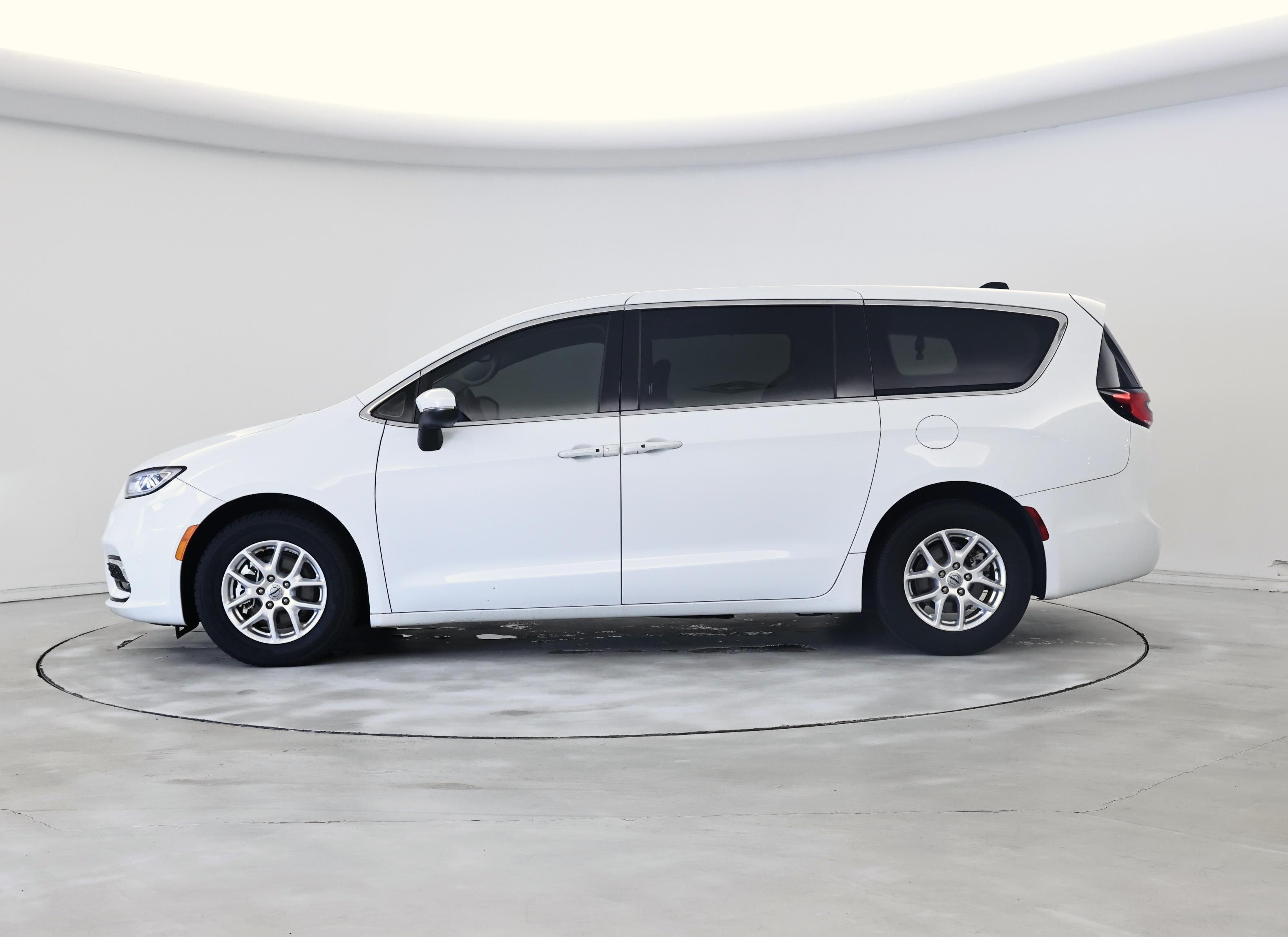 Thumbnail: 2023 Chrysler Pacifica - 3