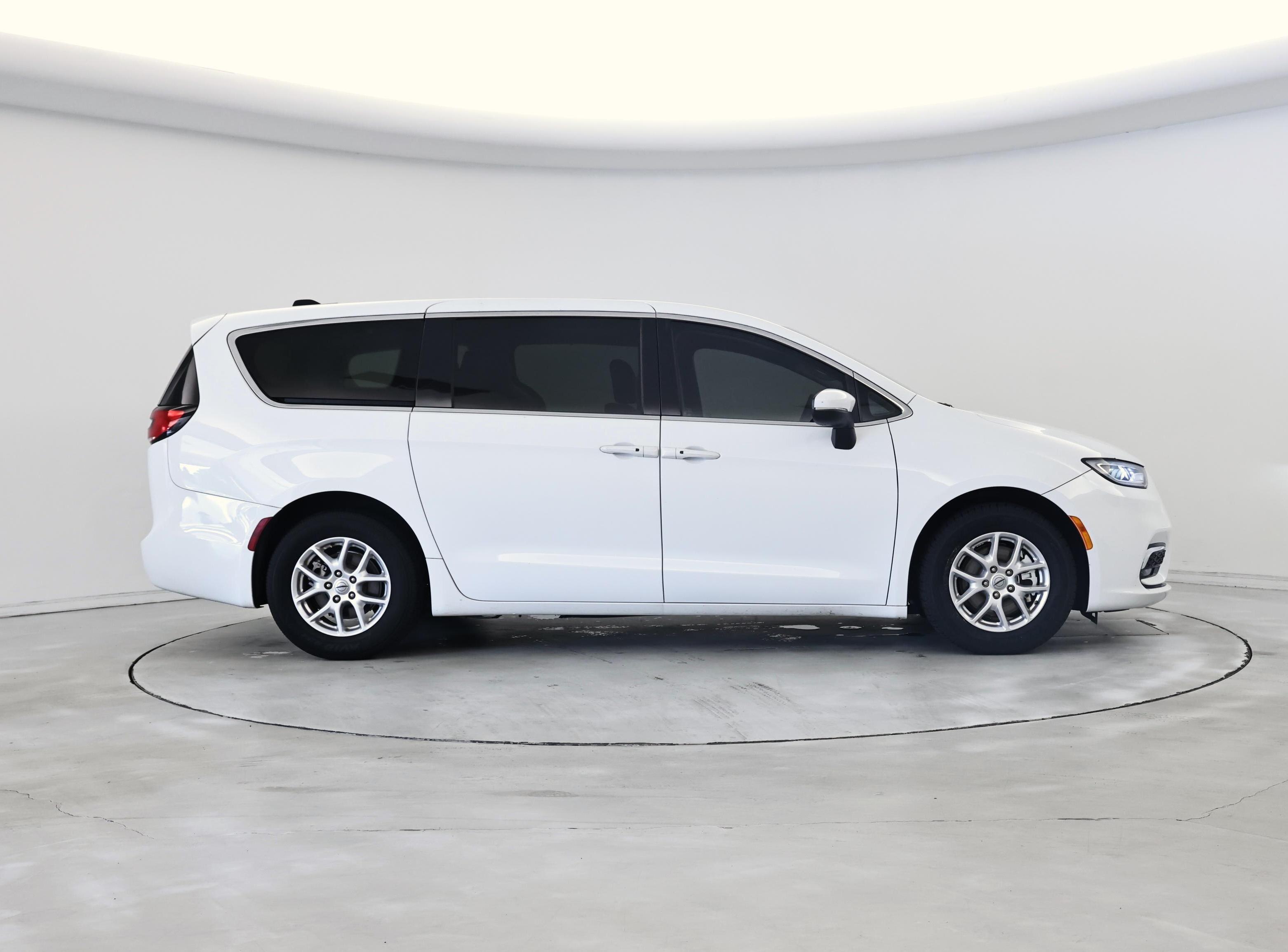 Thumbnail: 2023 Chrysler Pacifica - 7