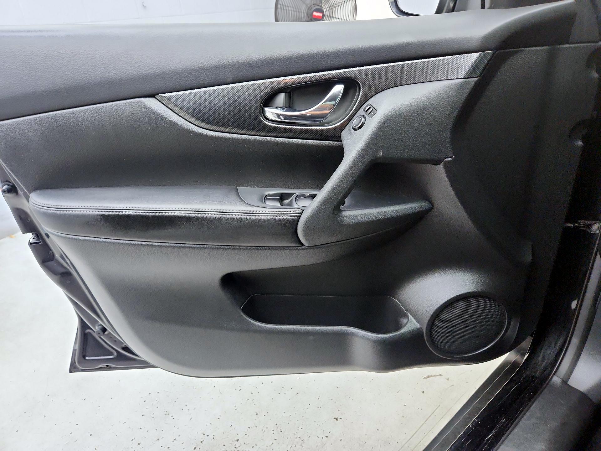 Thumbnail: 2016 Nissan Rogue - 12