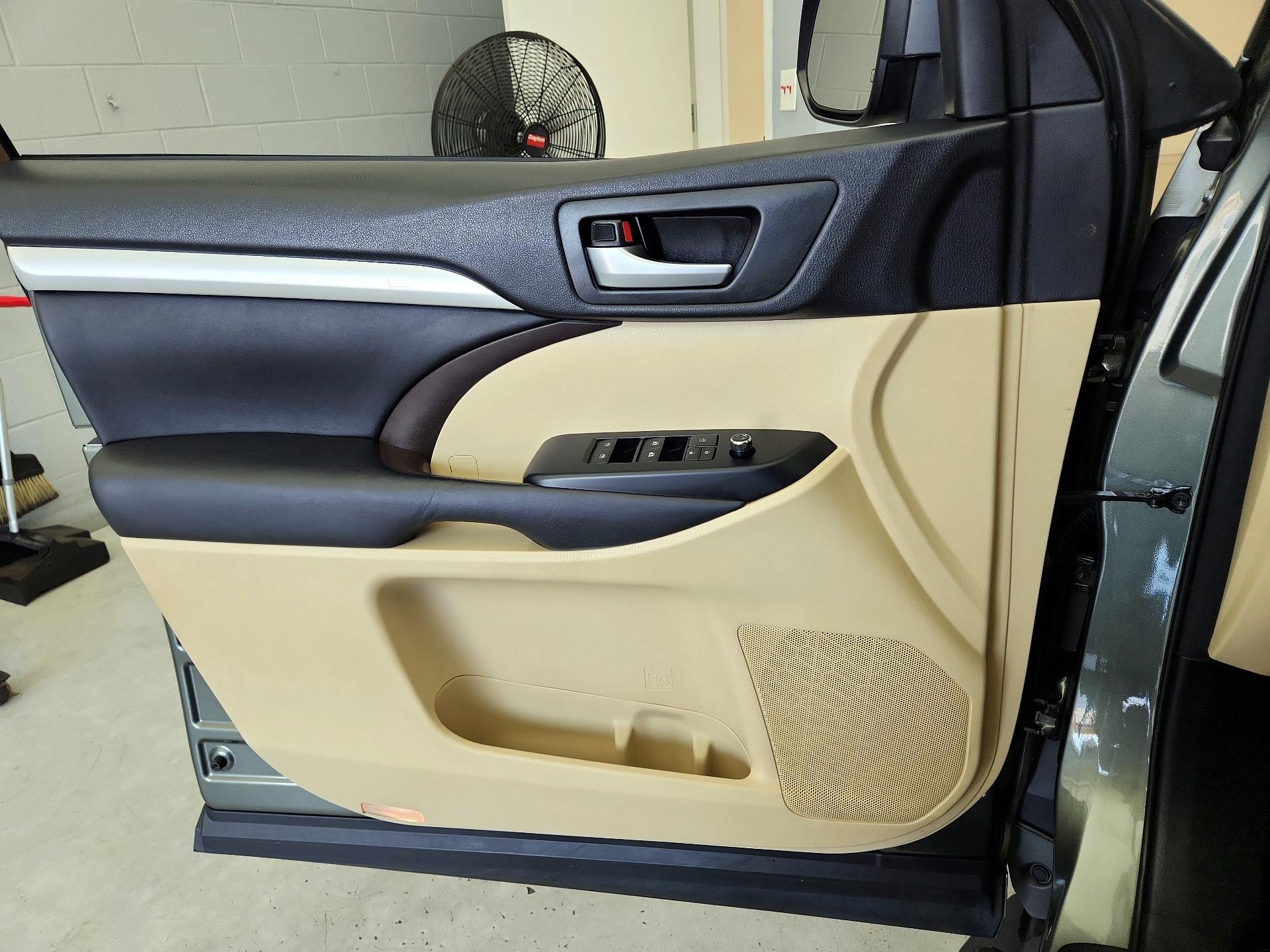 Thumbnail: 2016 Toyota Highlander - 12