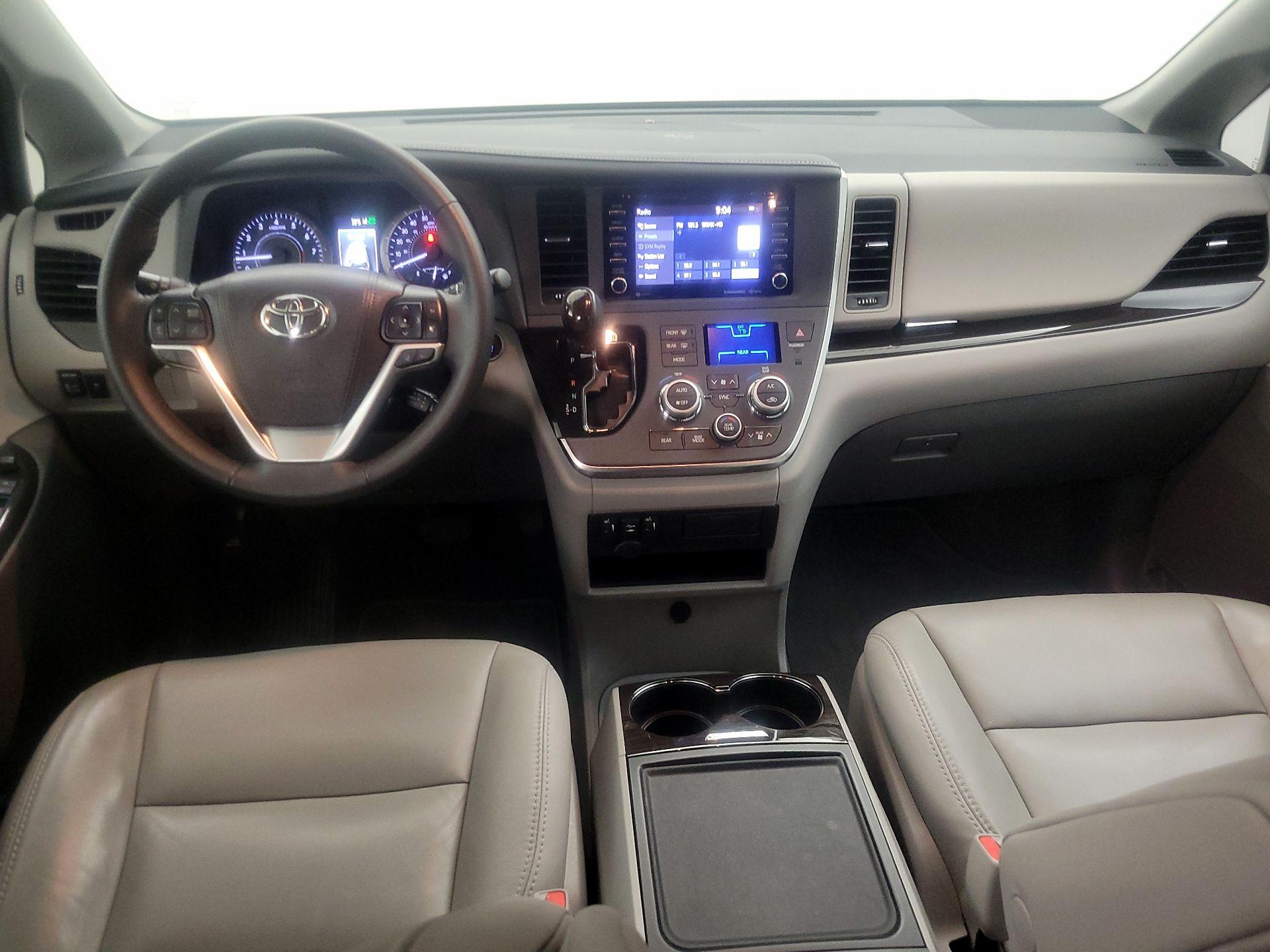 Thumbnail: 2018 Toyota Sienna - 9