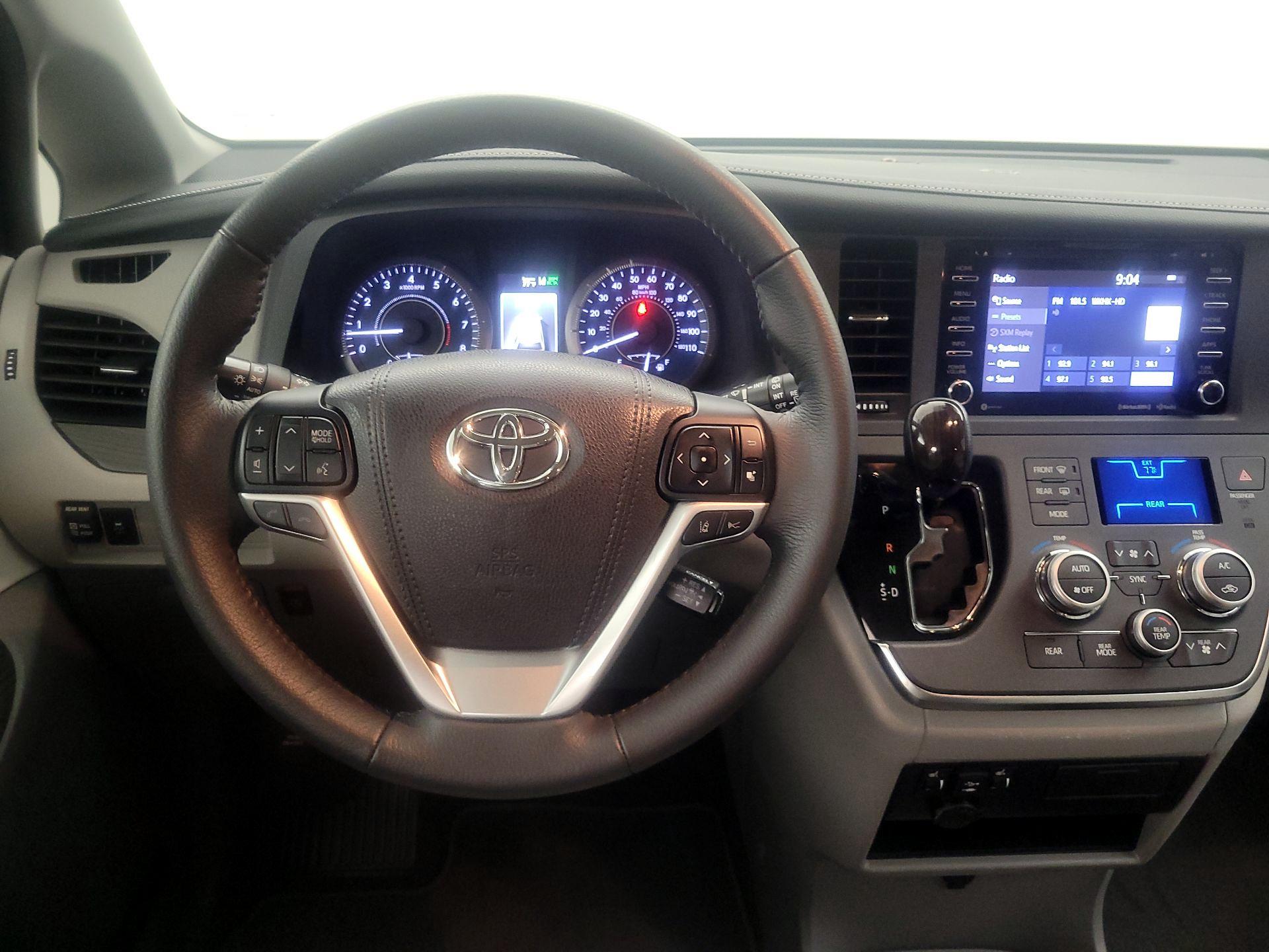 Thumbnail: 2018 Toyota Sienna - 10