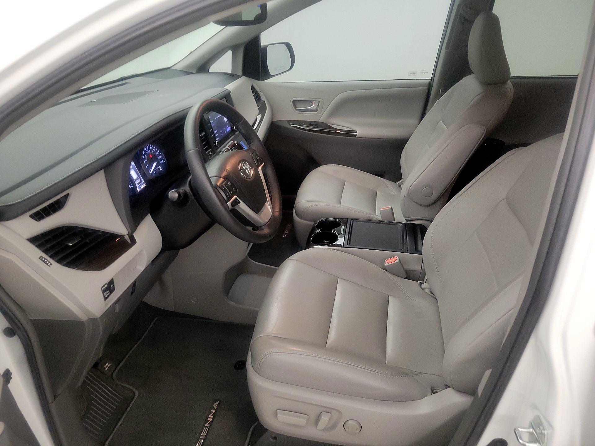 Thumbnail: 2018 Toyota Sienna - 11