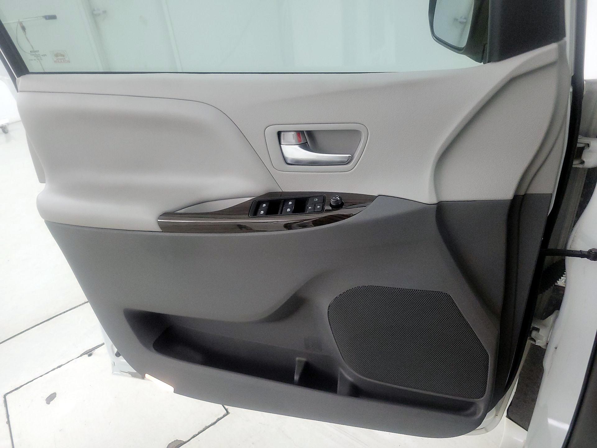 Thumbnail: 2018 Toyota Sienna - 12