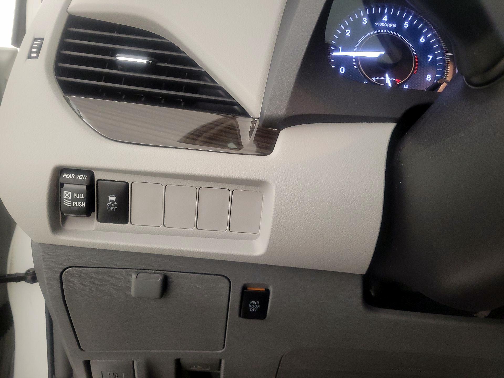 Thumbnail: 2018 Toyota Sienna - 13