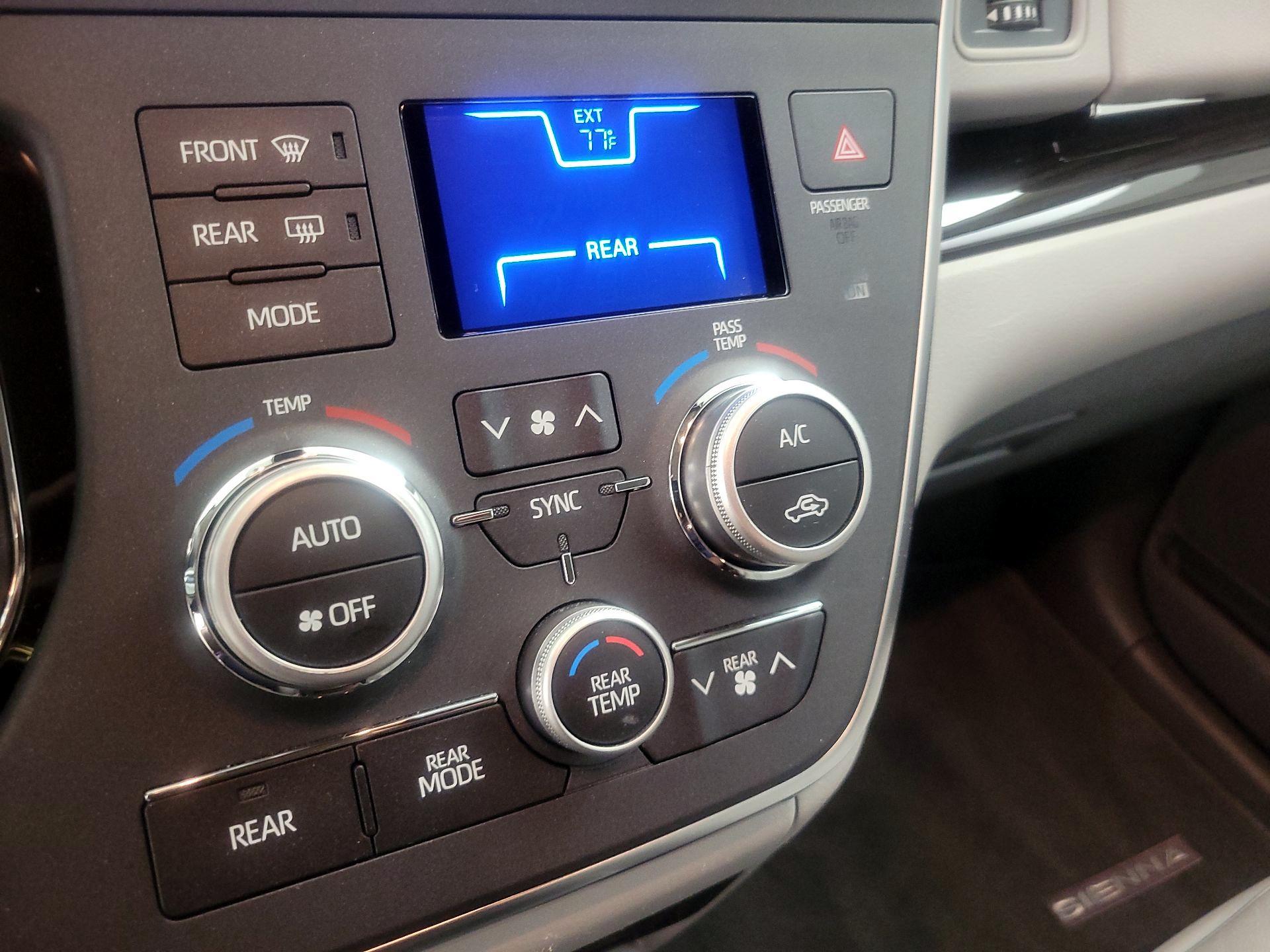 Thumbnail: 2018 Toyota Sienna - 16