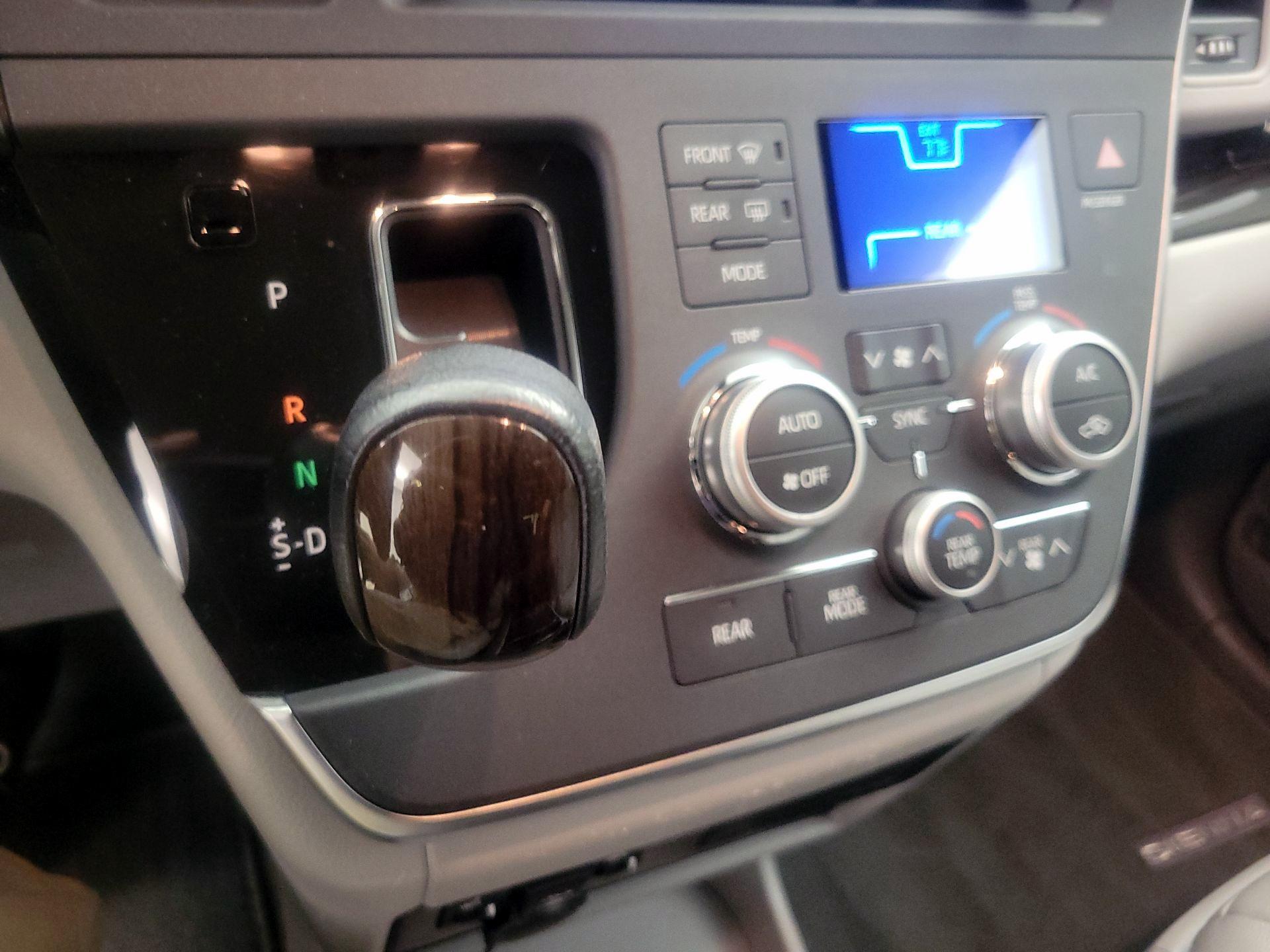 Thumbnail: 2018 Toyota Sienna - 17