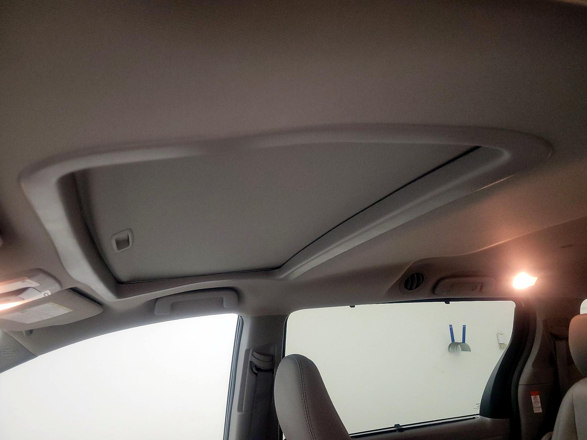 Thumbnail: 2018 Toyota Sienna - 19