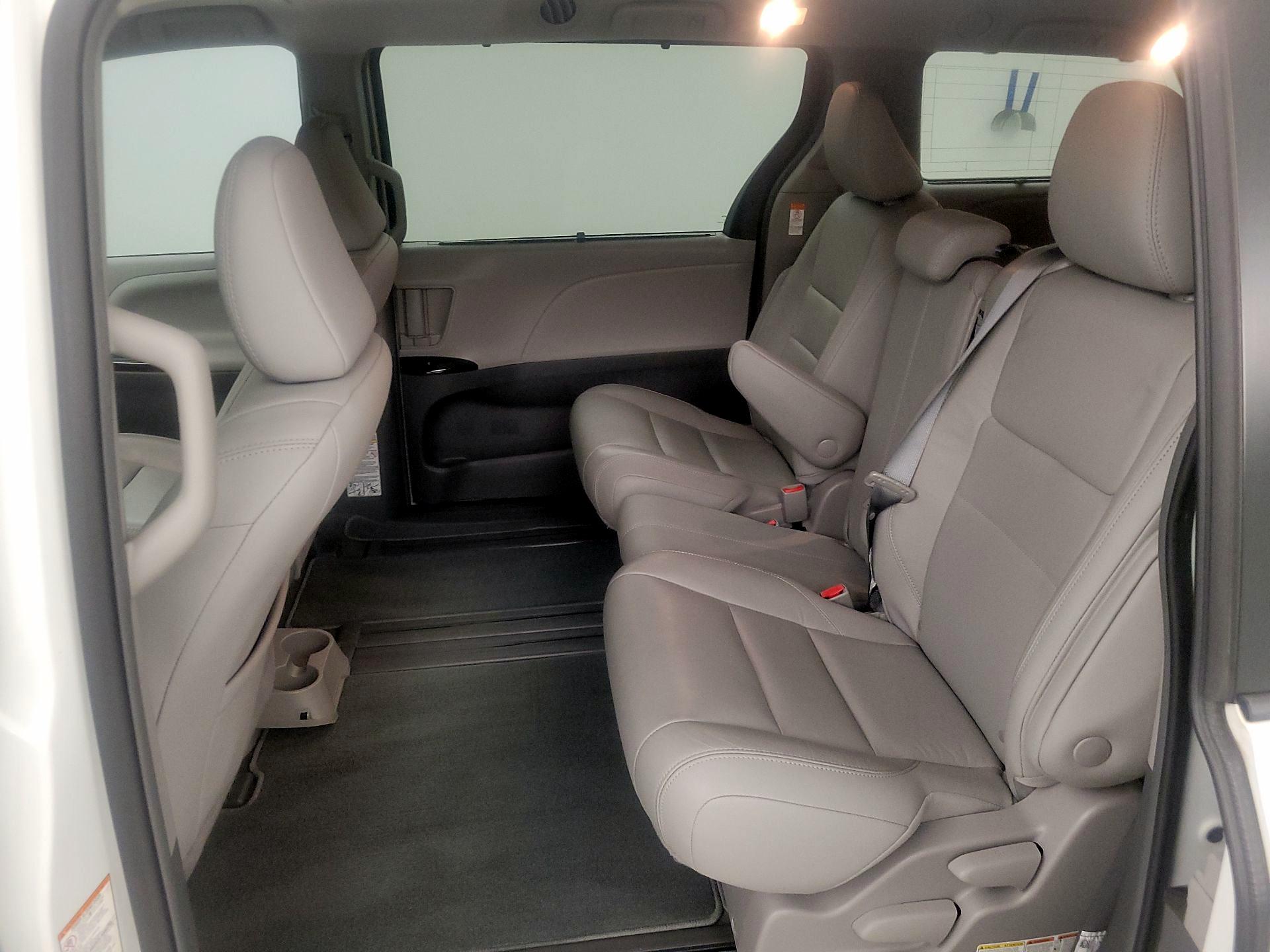 Thumbnail: 2018 Toyota Sienna - 20