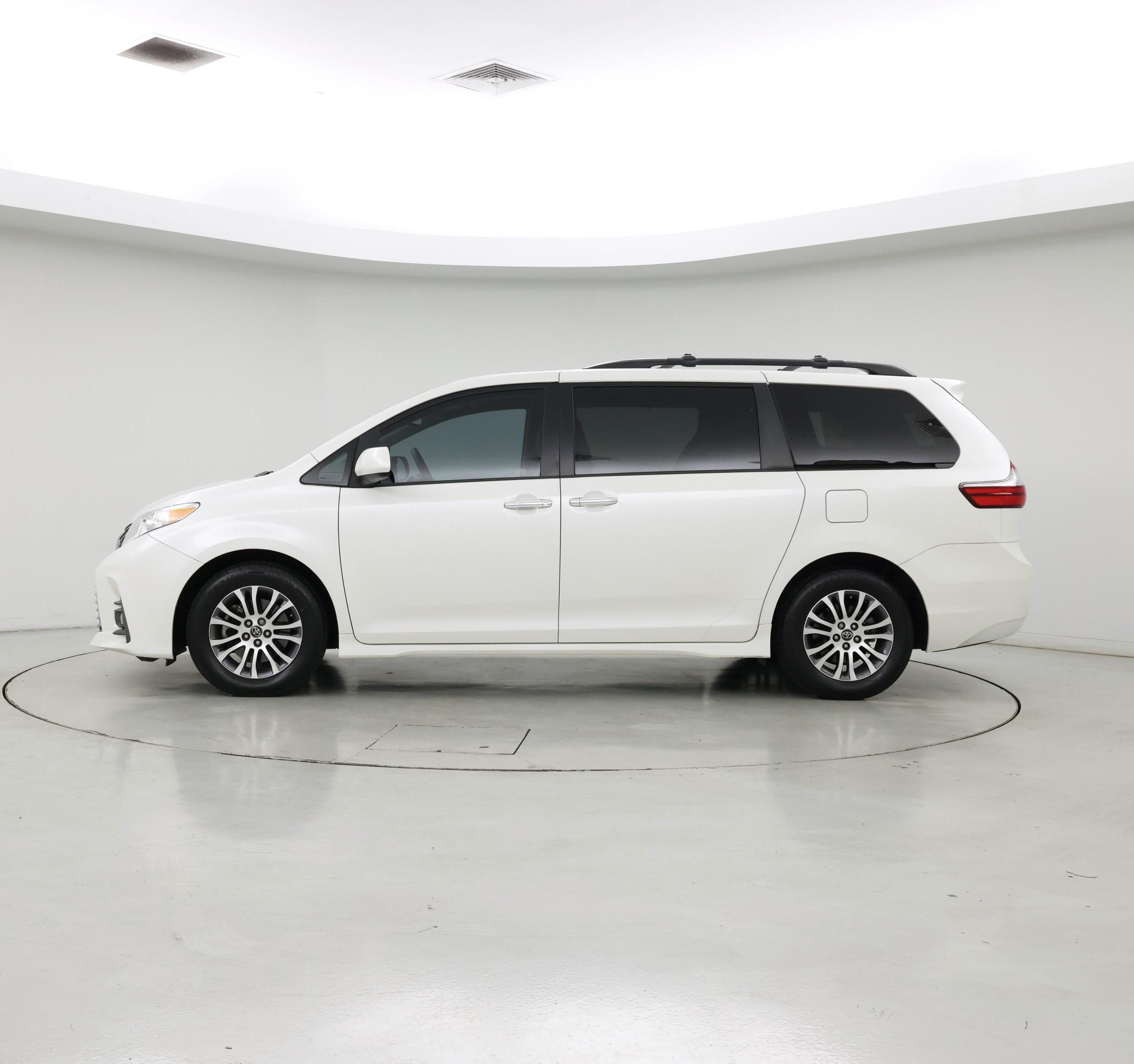 Thumbnail: 2018 Toyota Sienna - 3