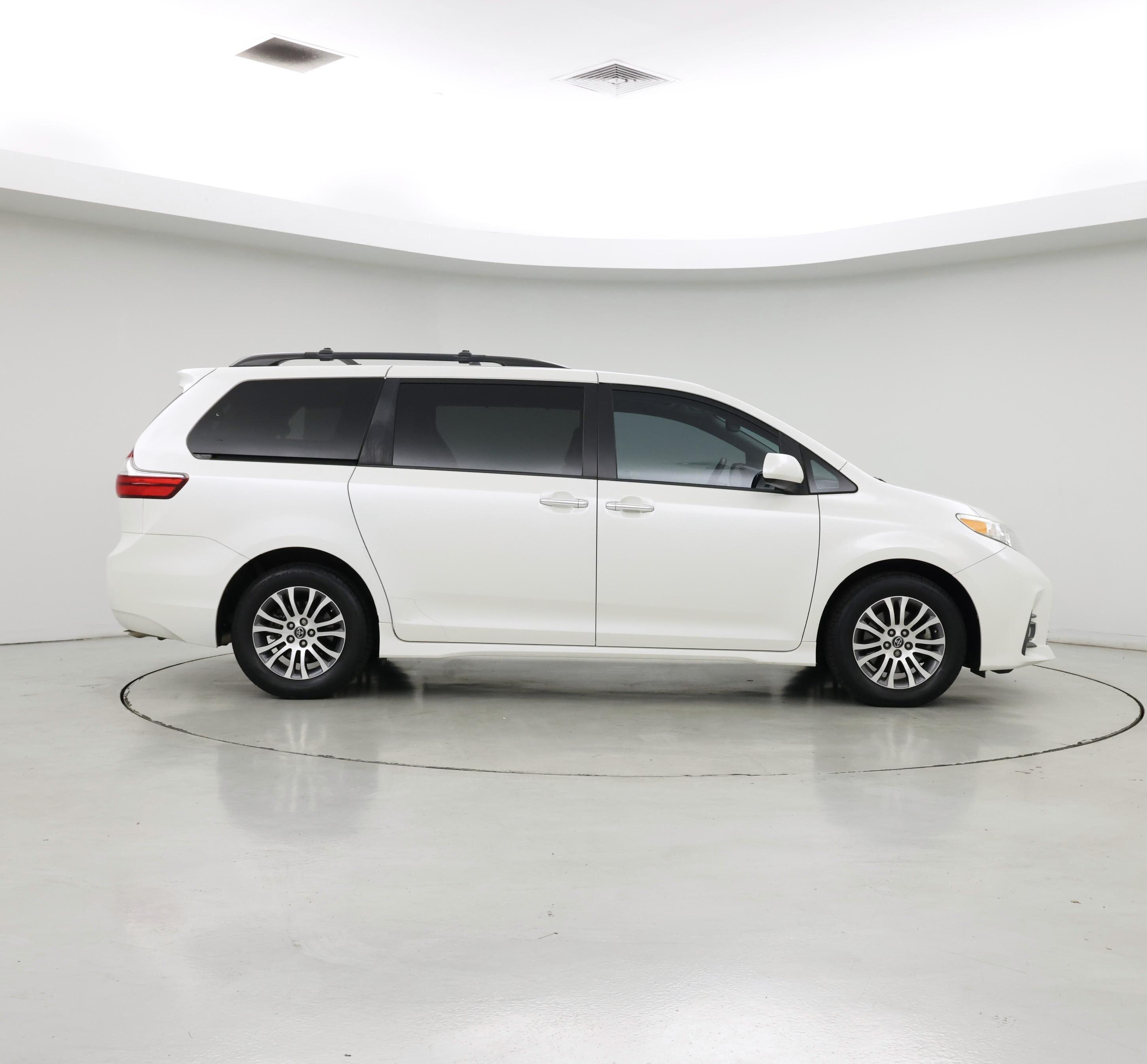 Thumbnail: 2018 Toyota Sienna - 7
