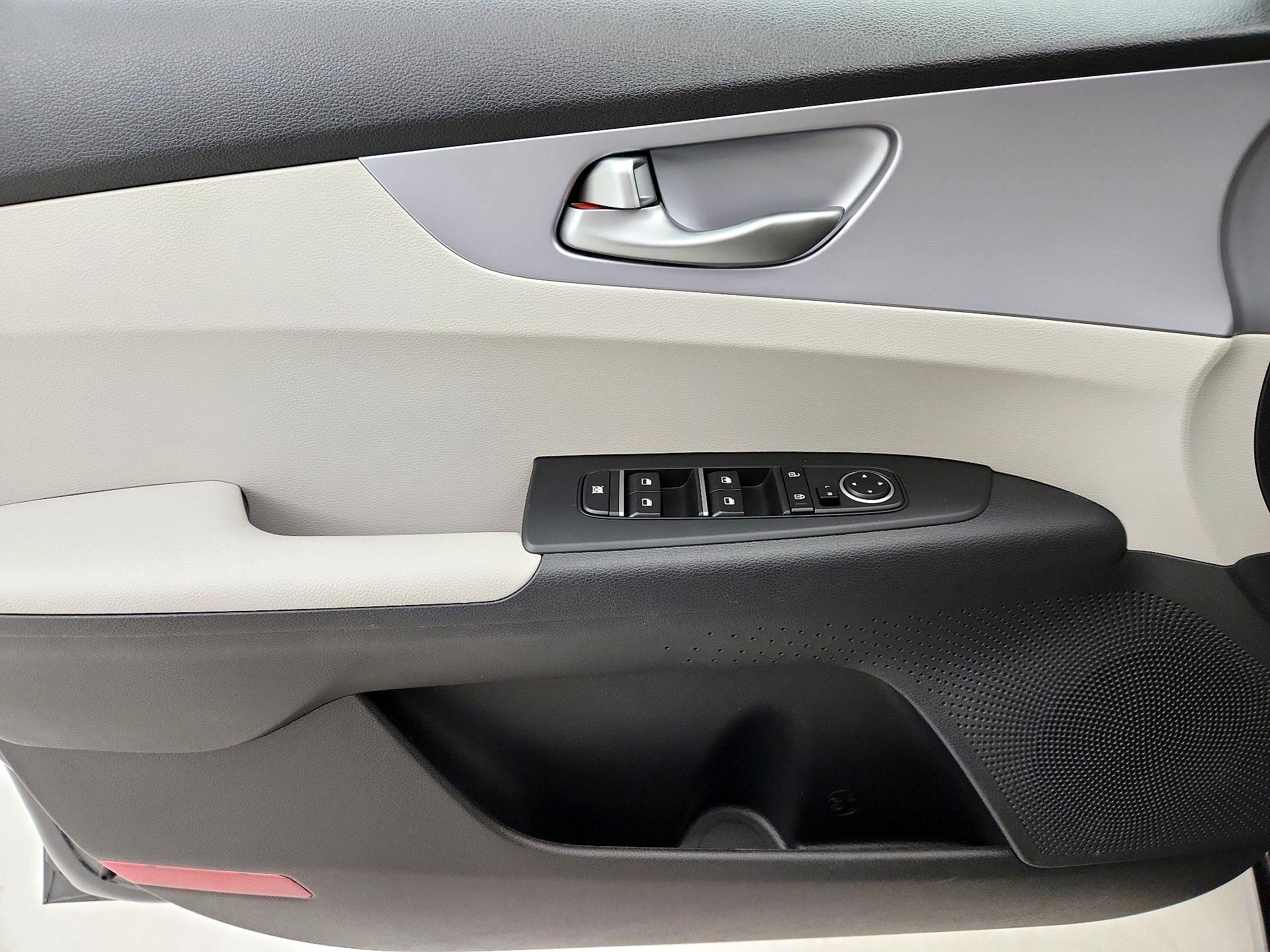 Thumbnail: 2022 Kia Forte - 12