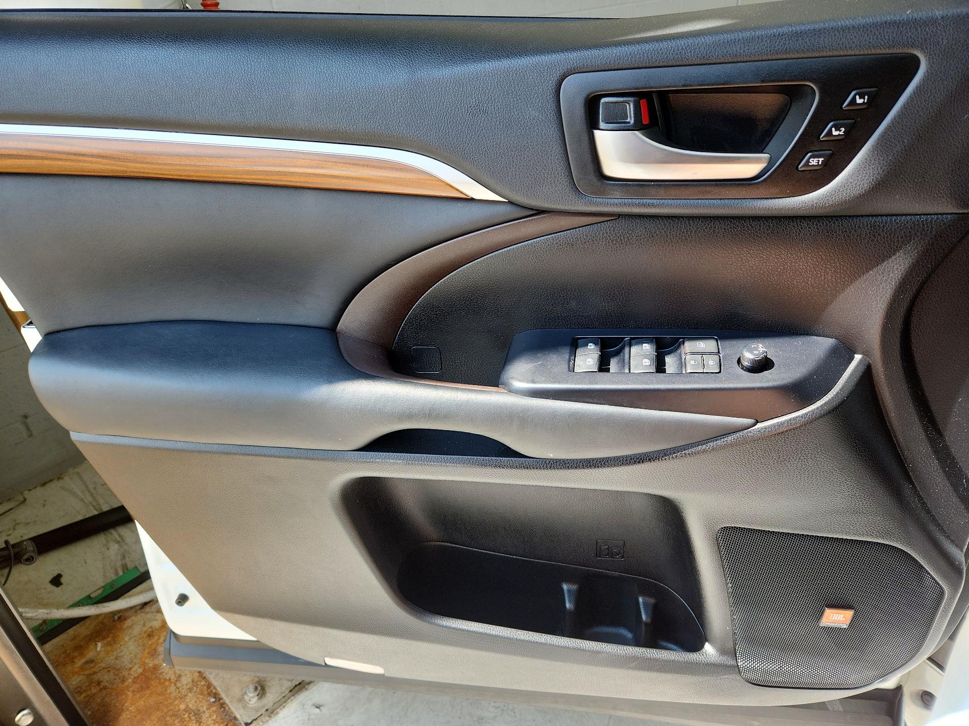 Thumbnail: 2019 Toyota Highlander - 12