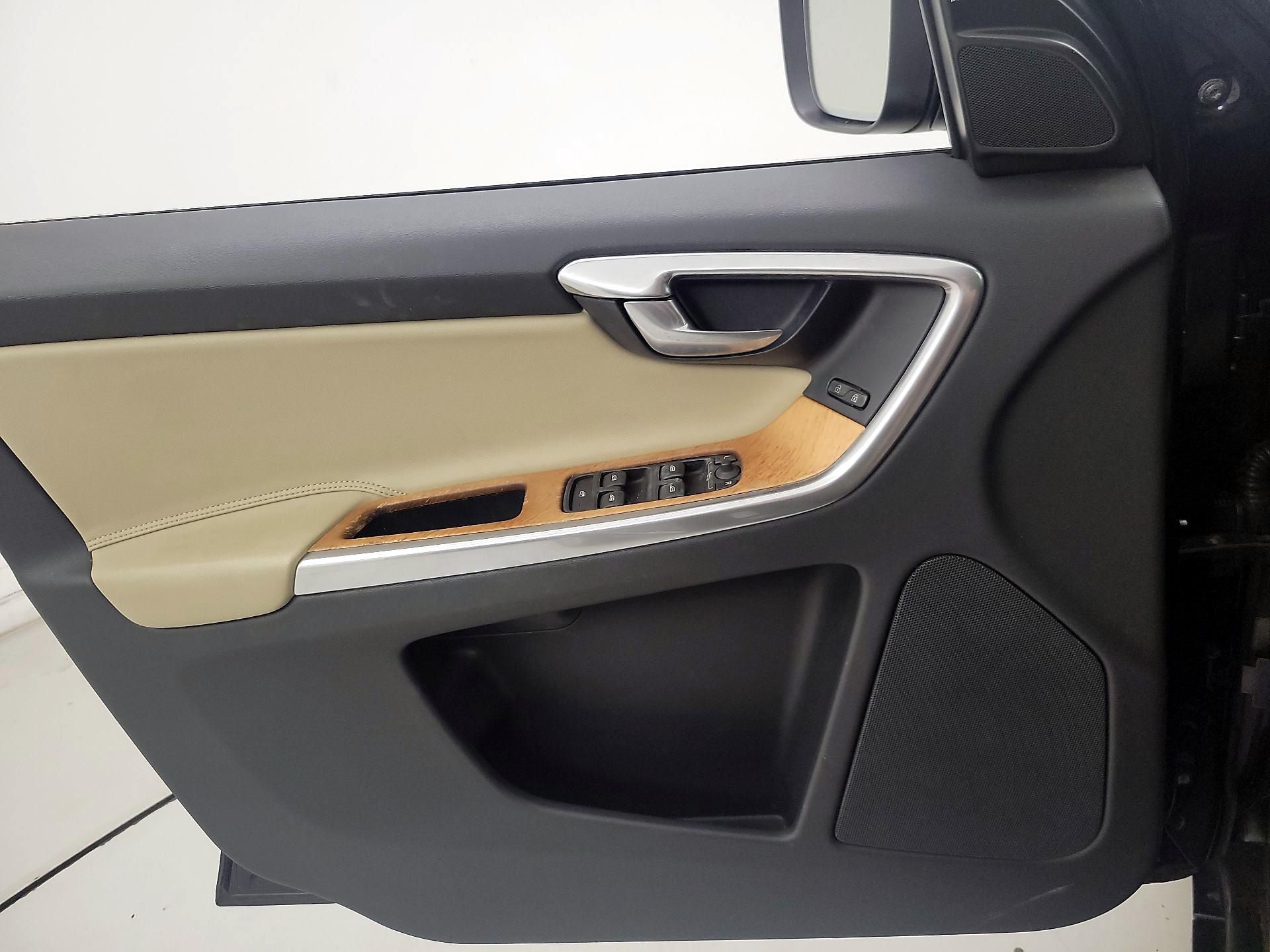 Thumbnail: 2017 Volvo XC60 - 12
