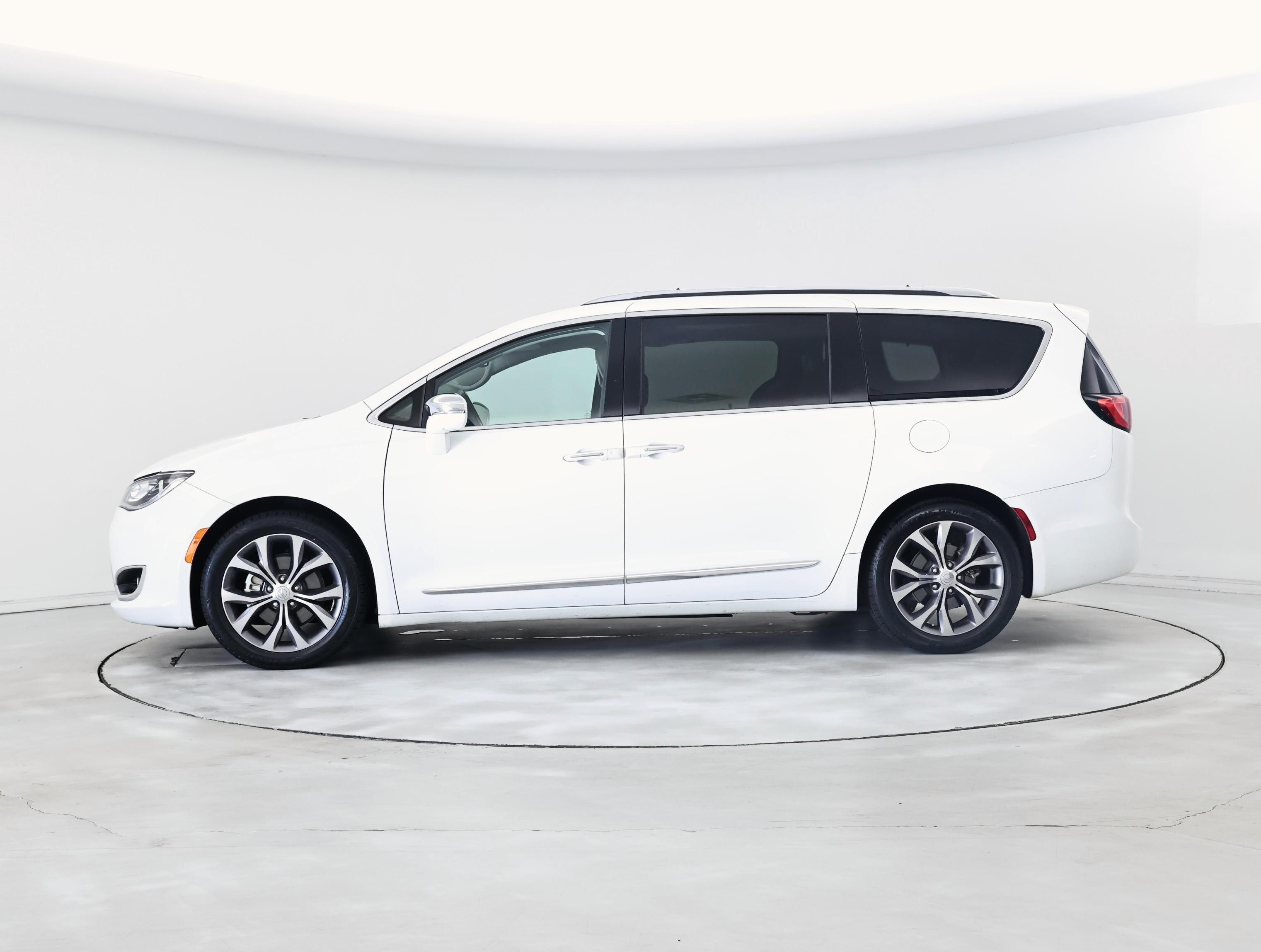 Thumbnail: 2018 Chrysler Pacifica - 3