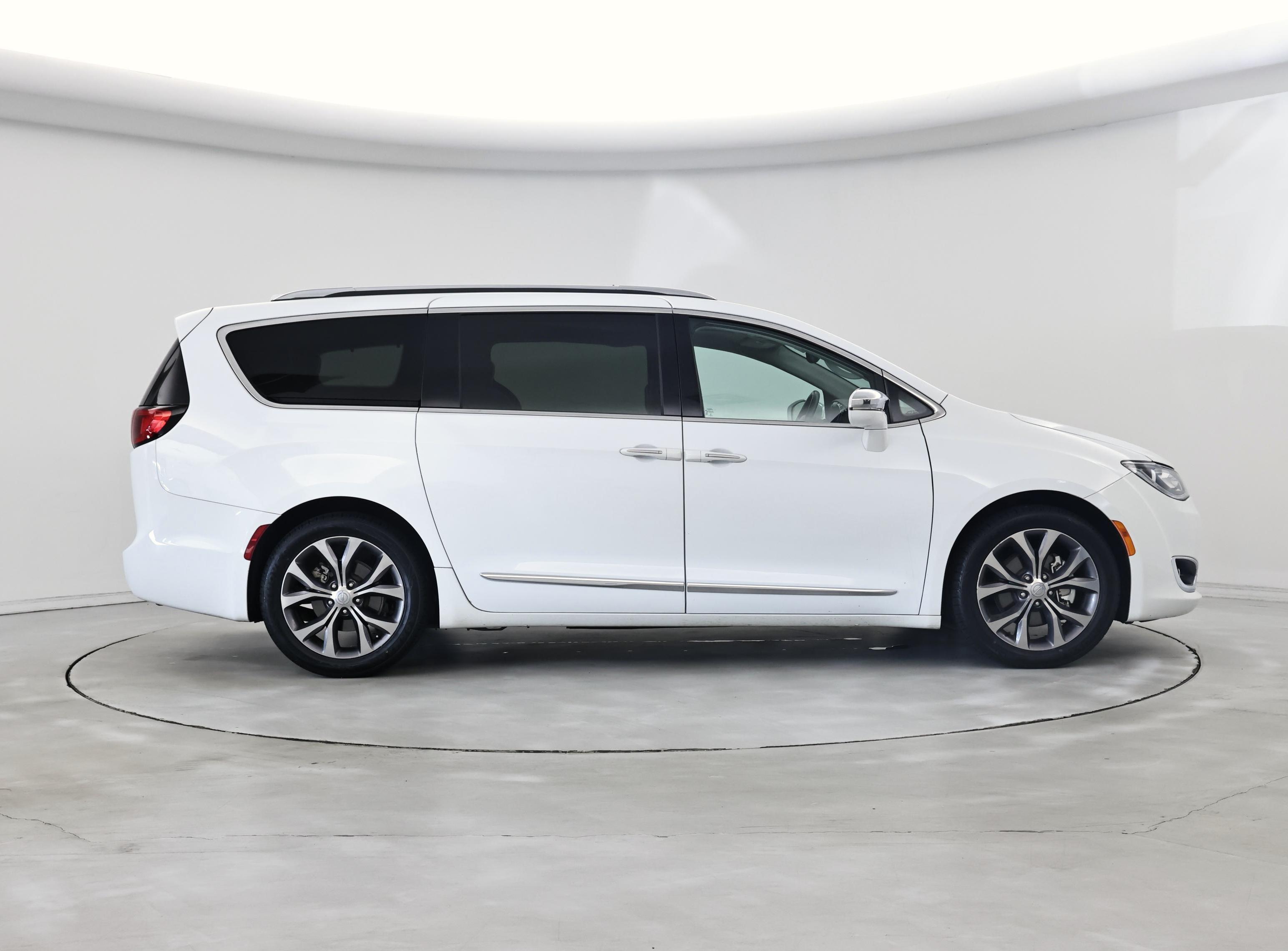 Thumbnail: 2018 Chrysler Pacifica - 7