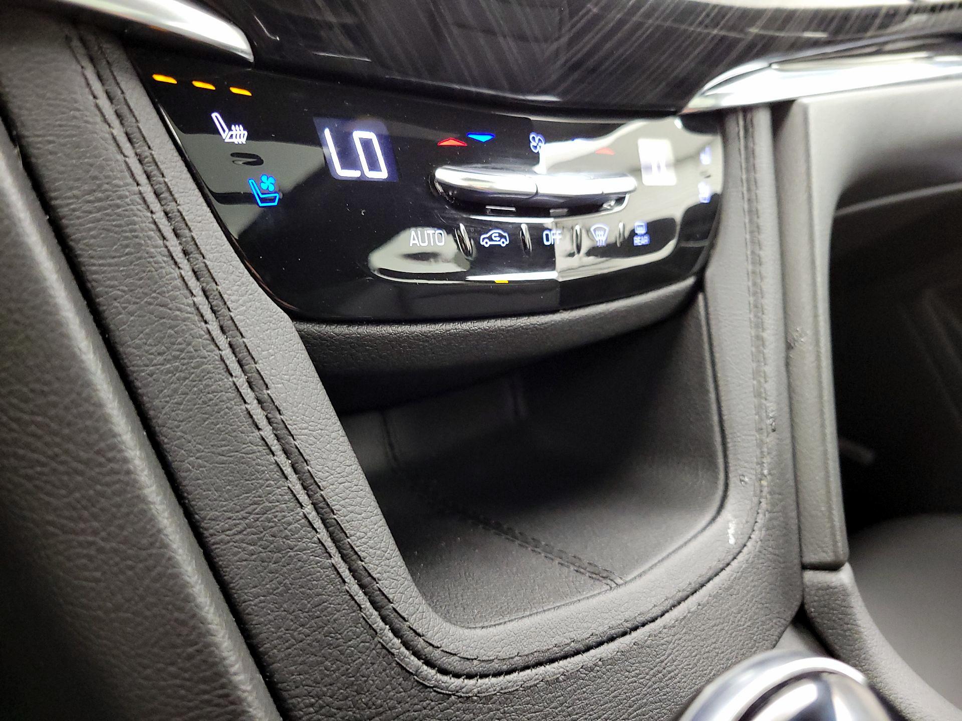 Thumbnail: 2023 Cadillac XT6 - 17