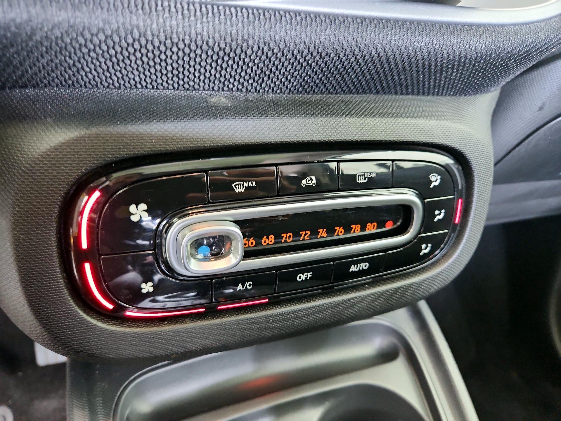 Thumbnail: 2016 smart fortwo - 15