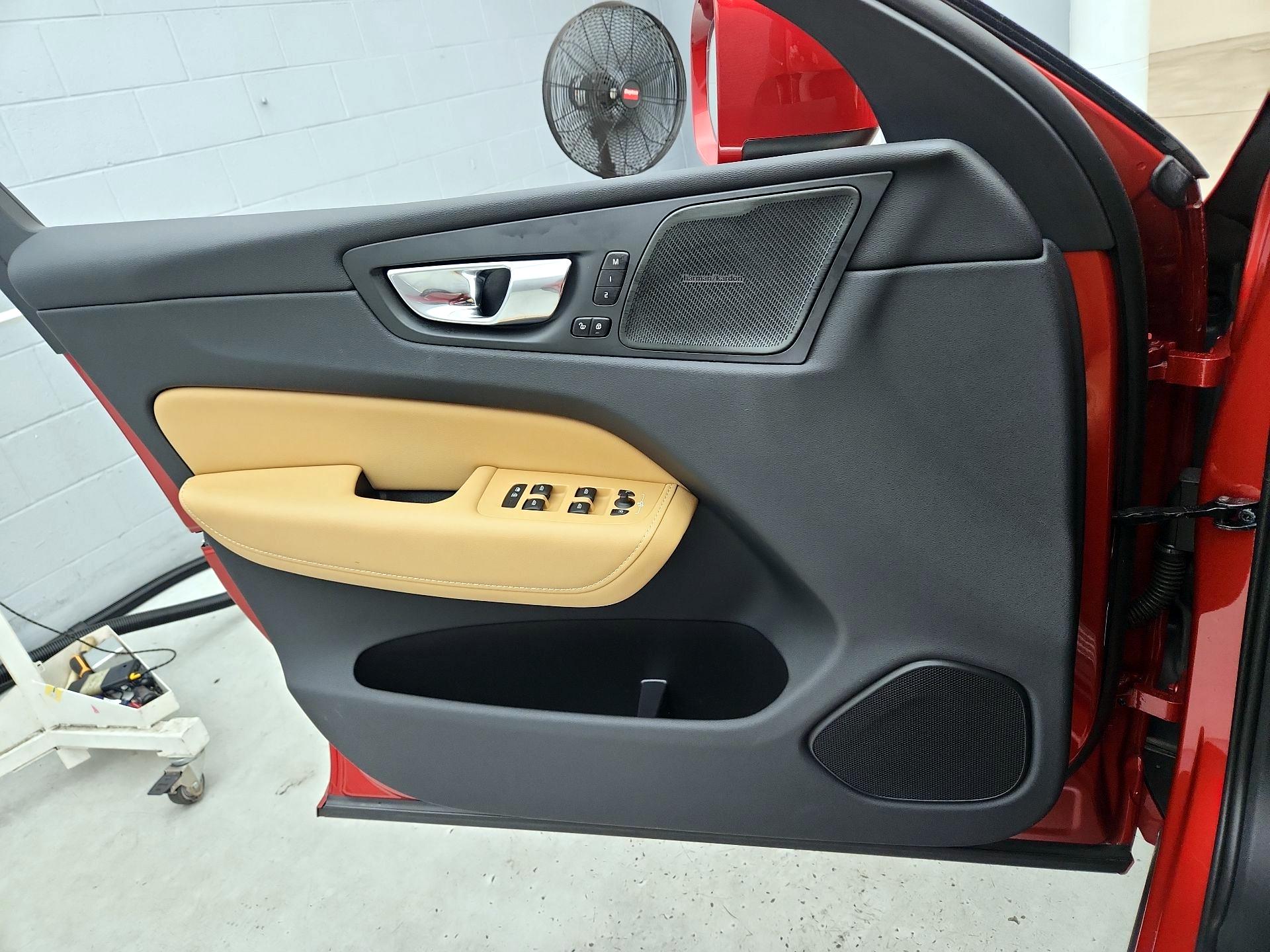 Thumbnail: 2019 Volvo XC60 - 12