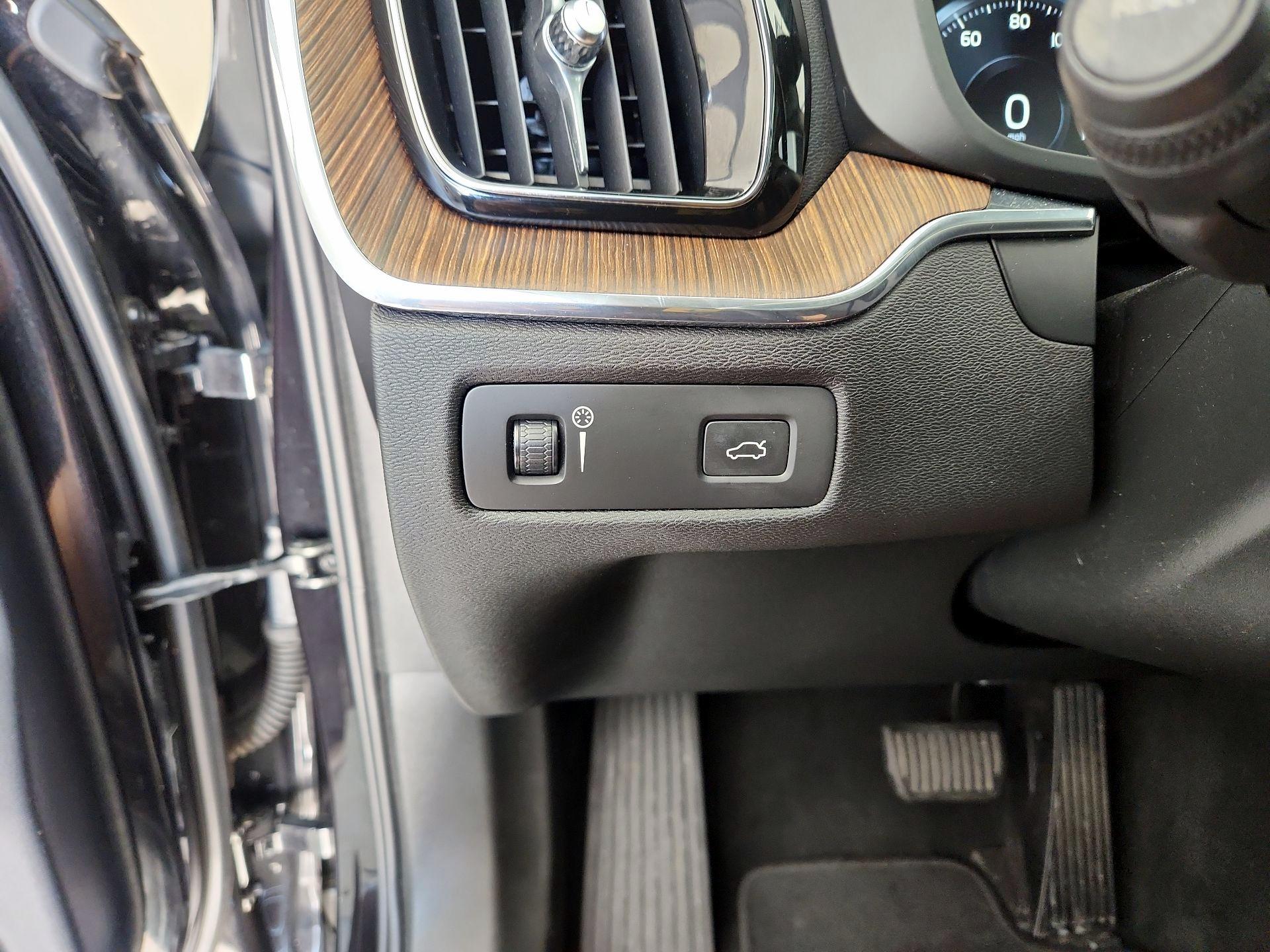 Thumbnail: 2019 Volvo XC60 - 13