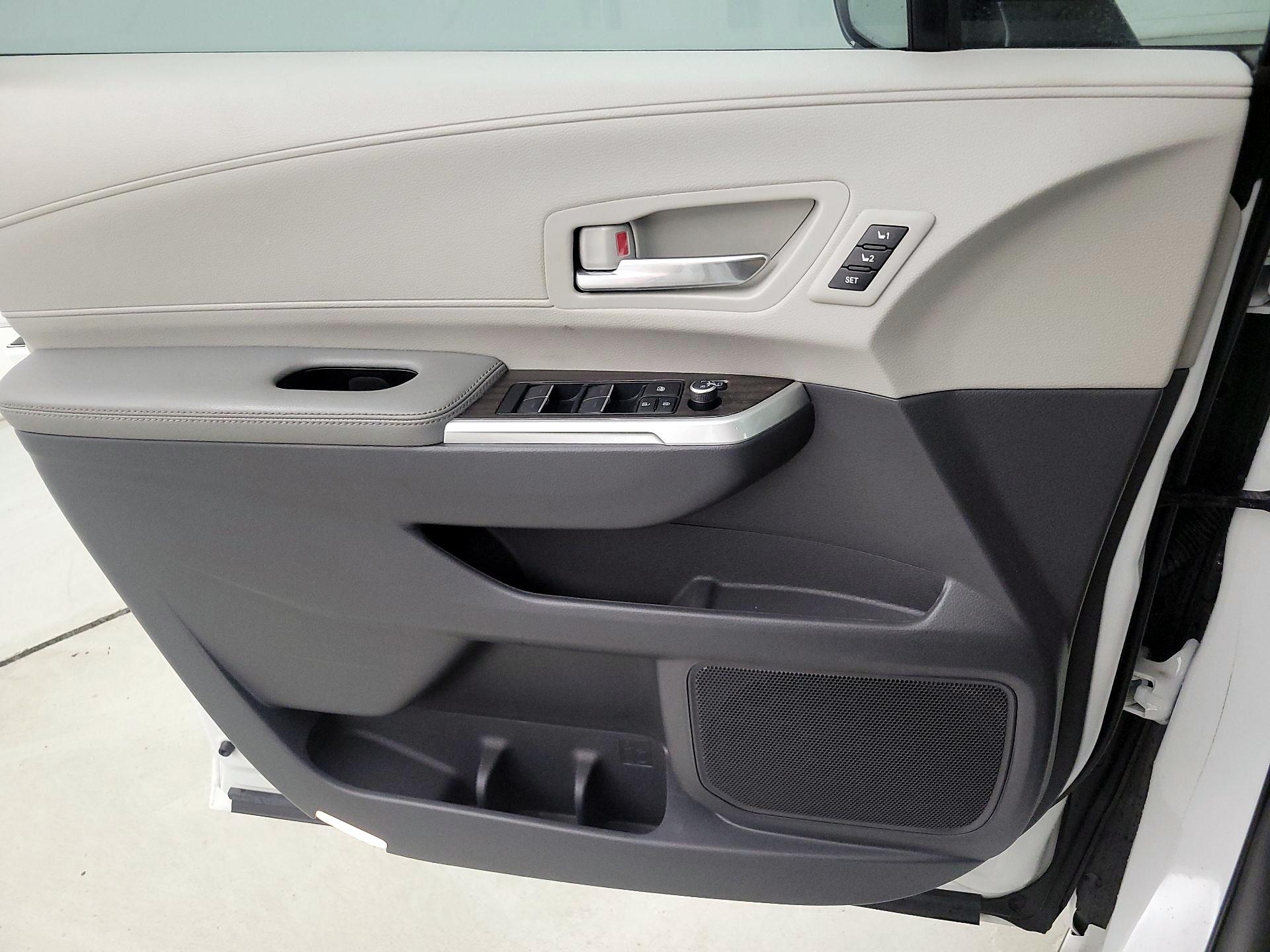 Thumbnail: 2024 Toyota Sienna - 12