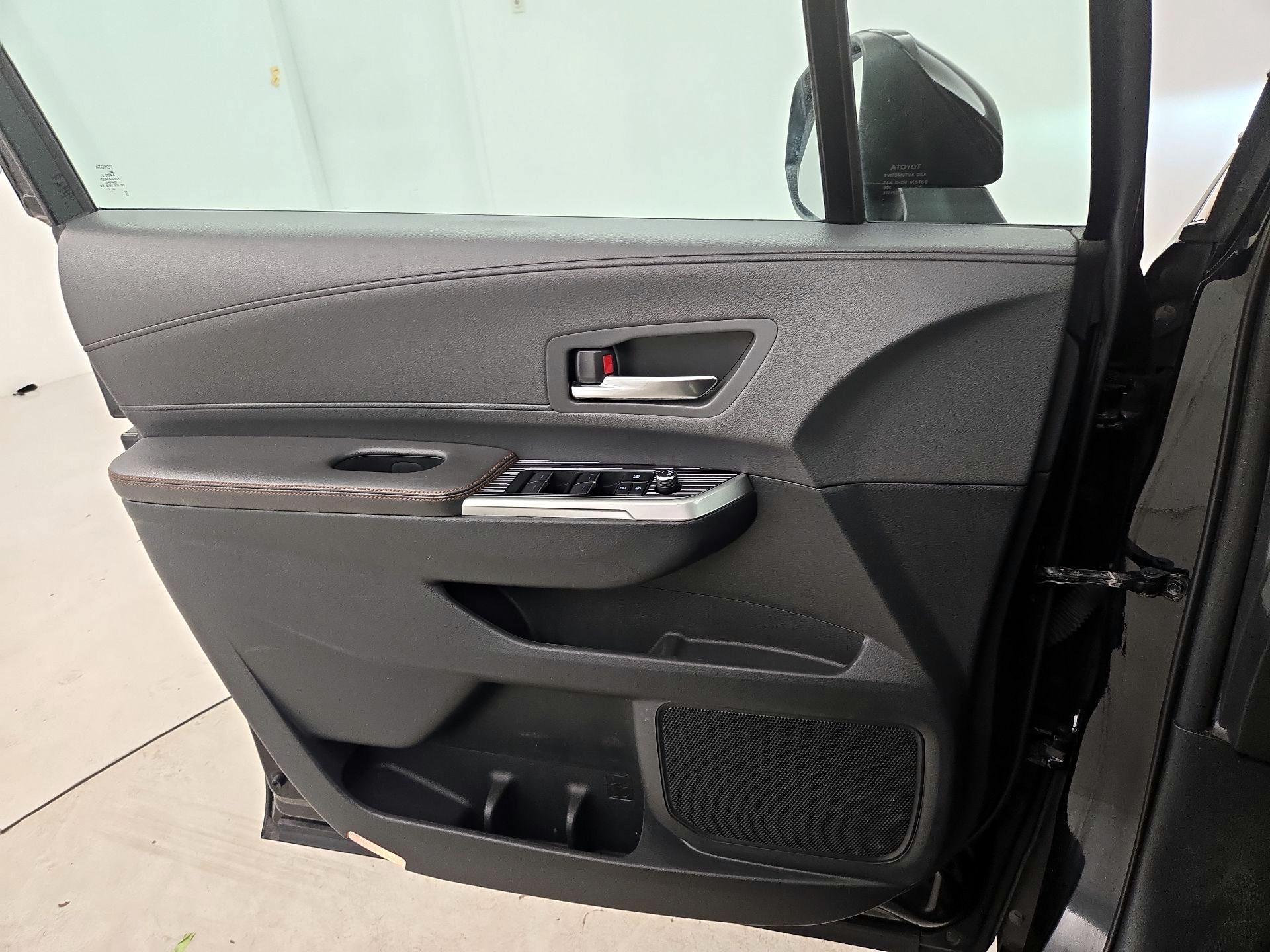 Thumbnail: 2021 Toyota Sienna - 12