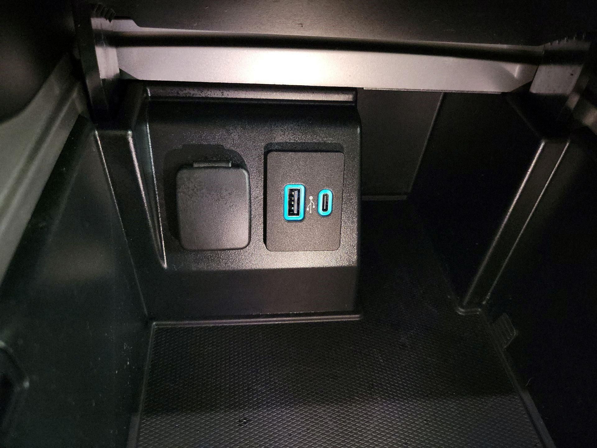 Thumbnail: 2020 Ford Explorer - 16