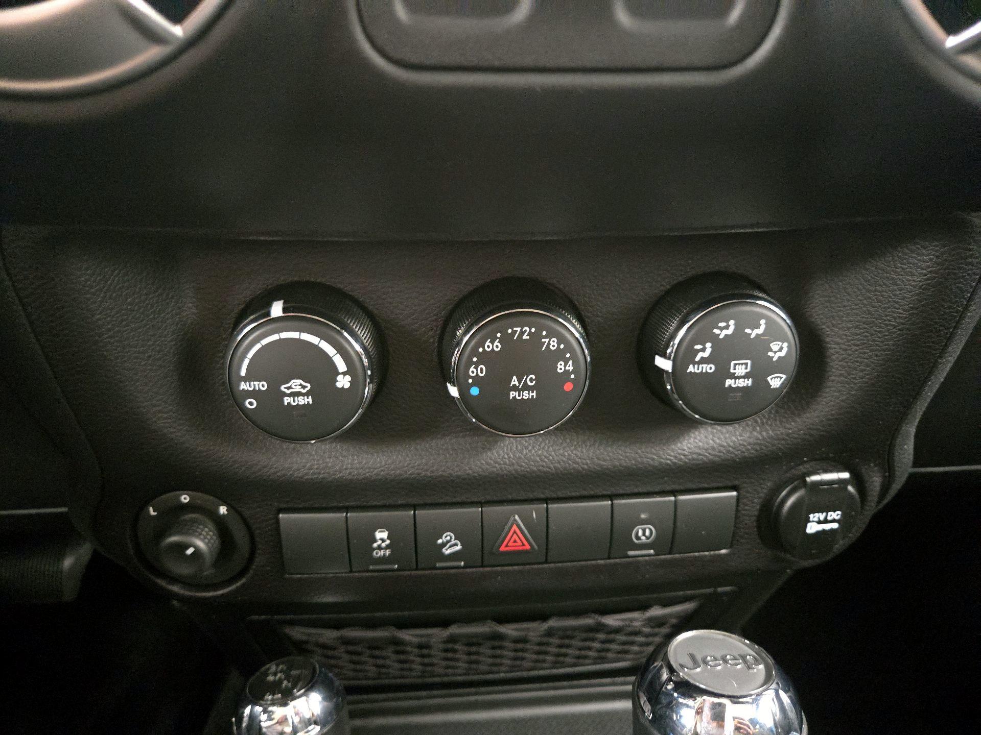 Thumbnail: 2015 Jeep Wrangler - 14